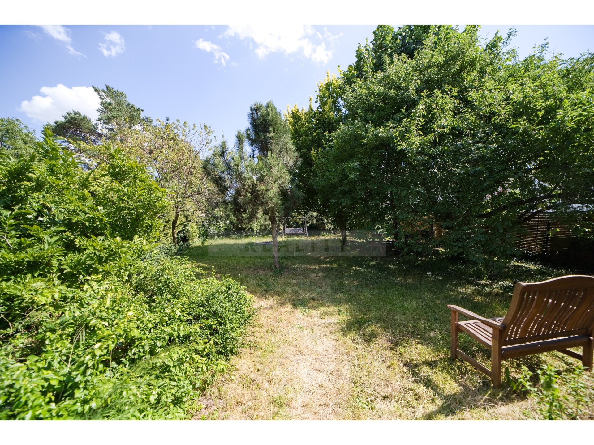 zahrada v letních měsících