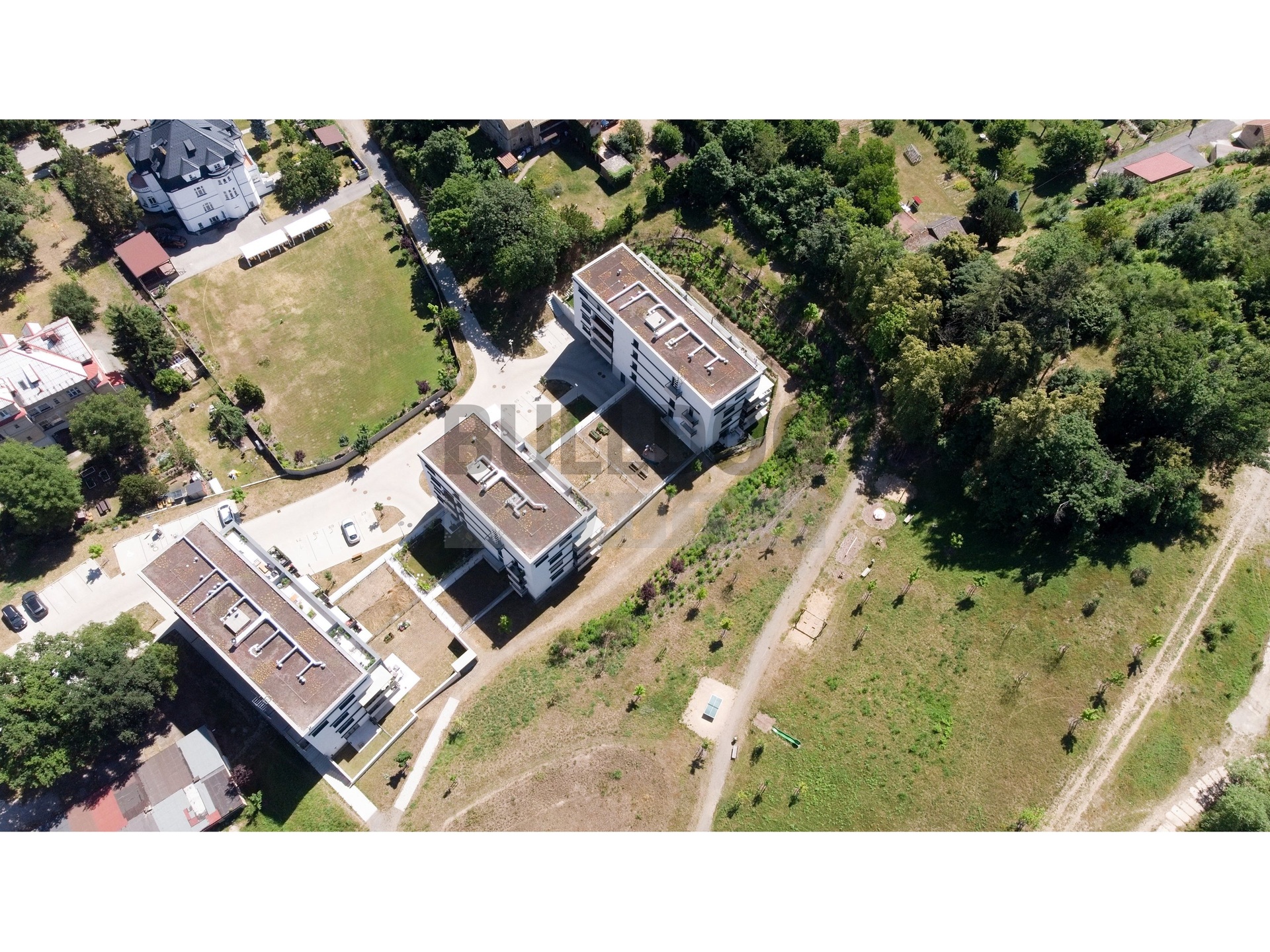 pohled na dům a přilehlý park