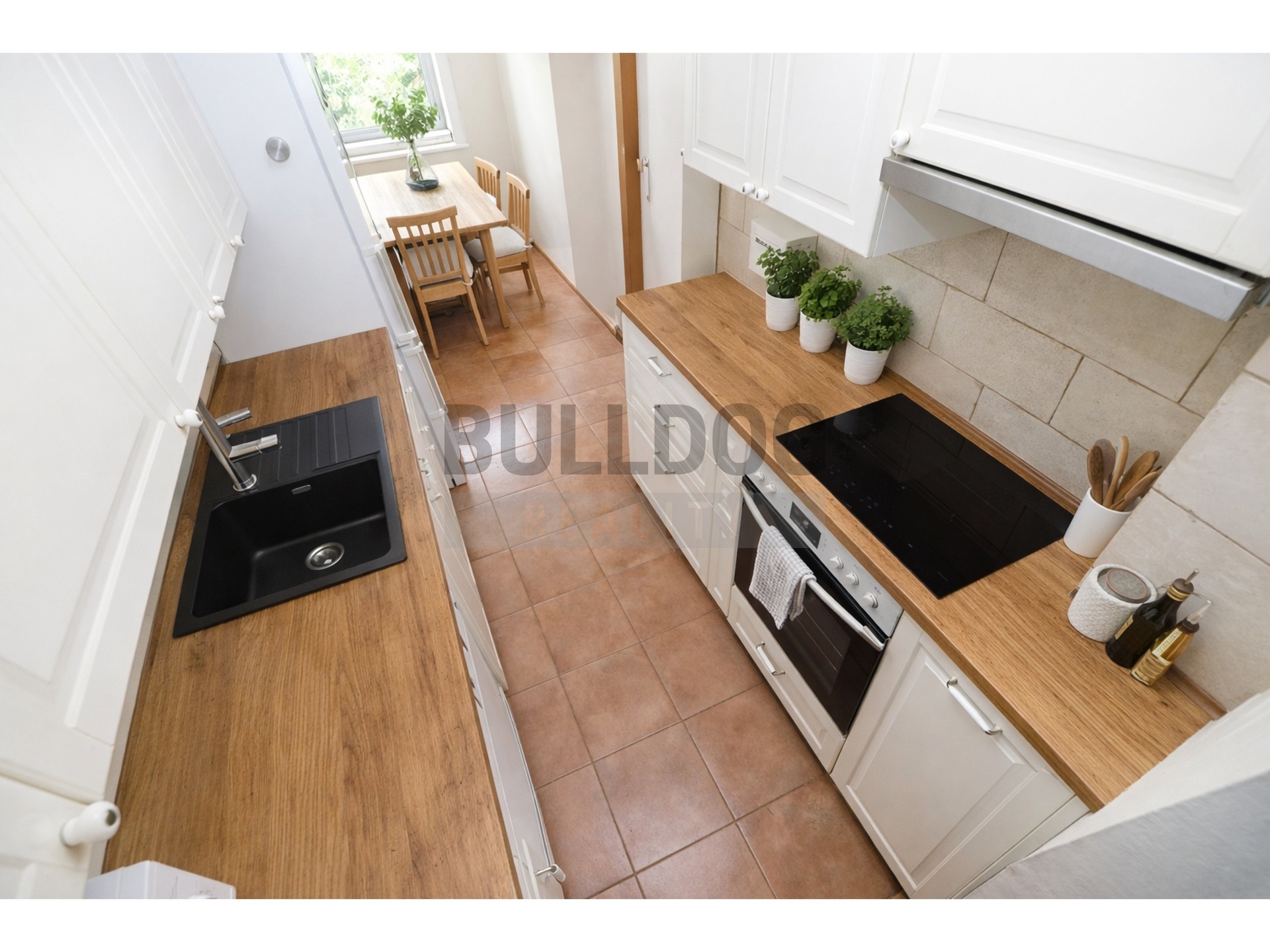 kuchyň s jídelnou v přízemí