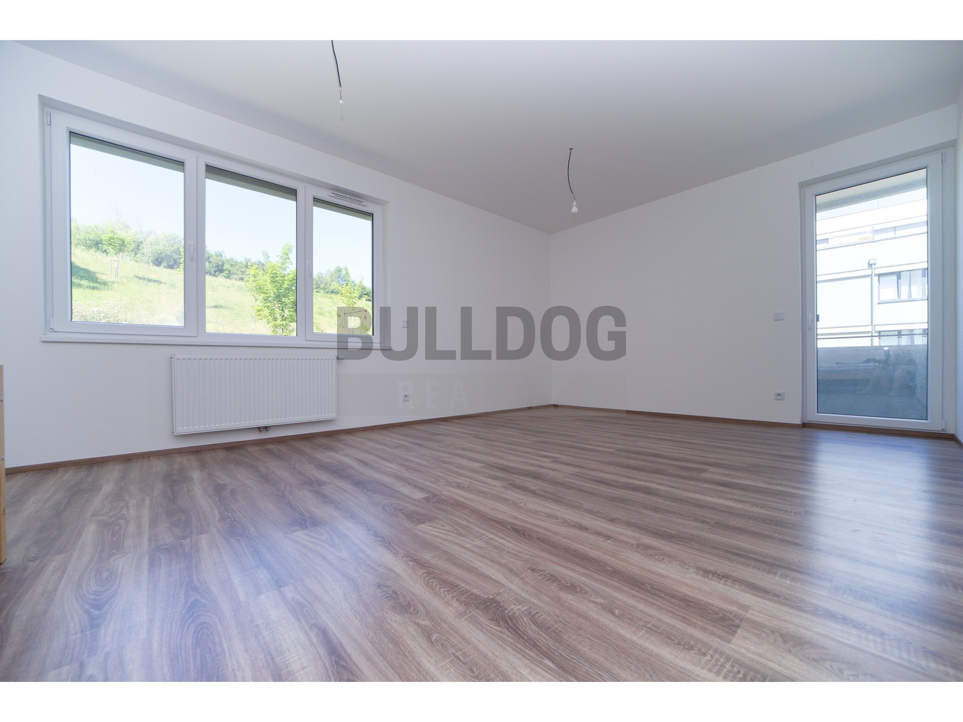 pokoj se vstupem na balkon