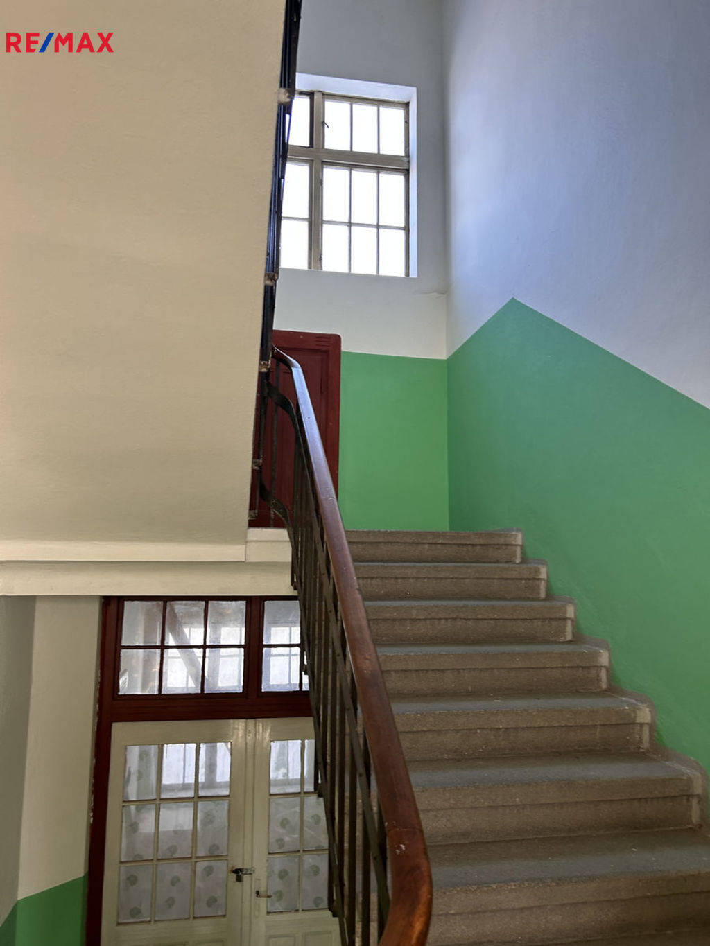 foto 5 - chodba se schodištěm