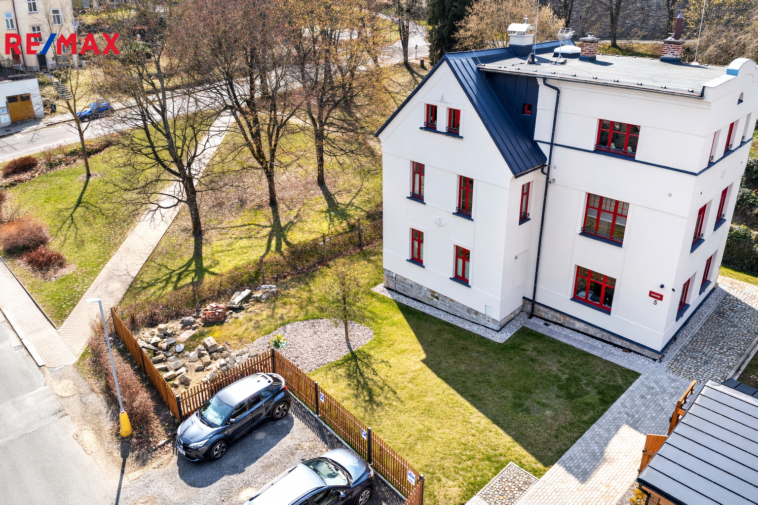 parkování u domu a park