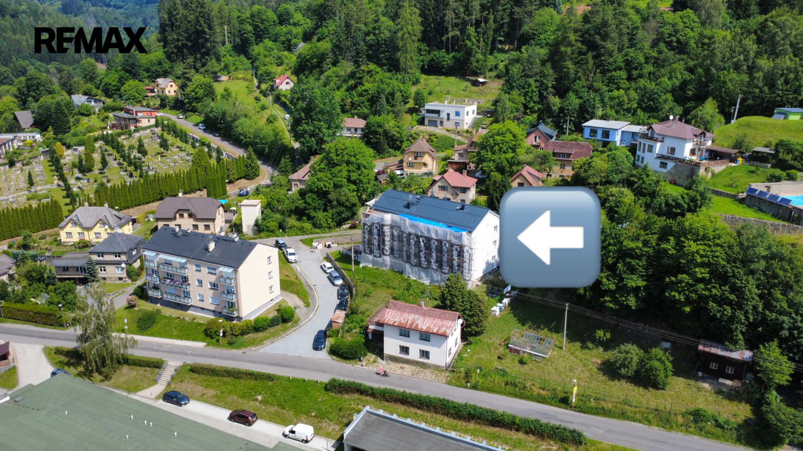 pohled na dům a okolí