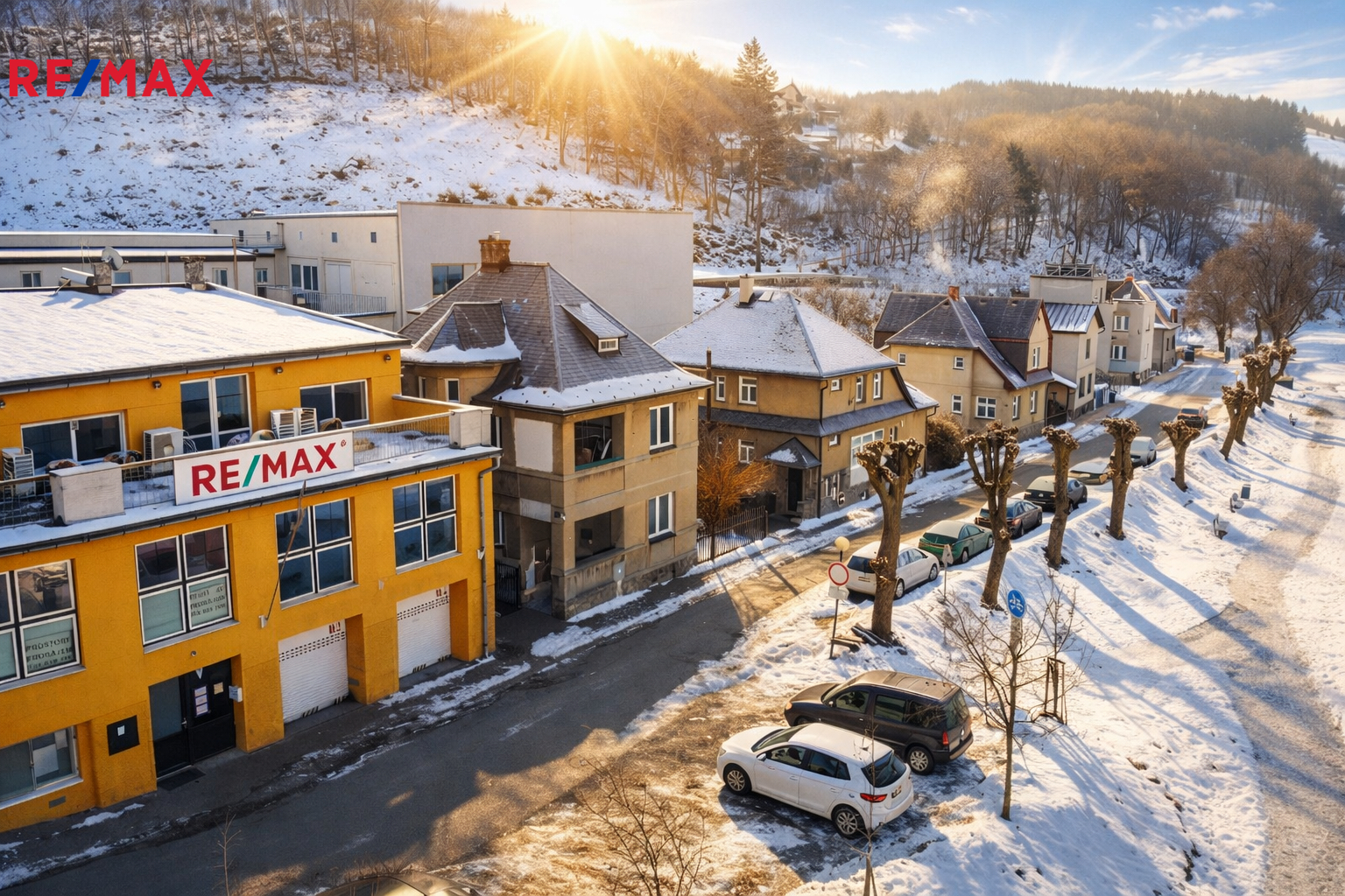 Pohled na objekt s přilehlou cyklostezkou a parkov