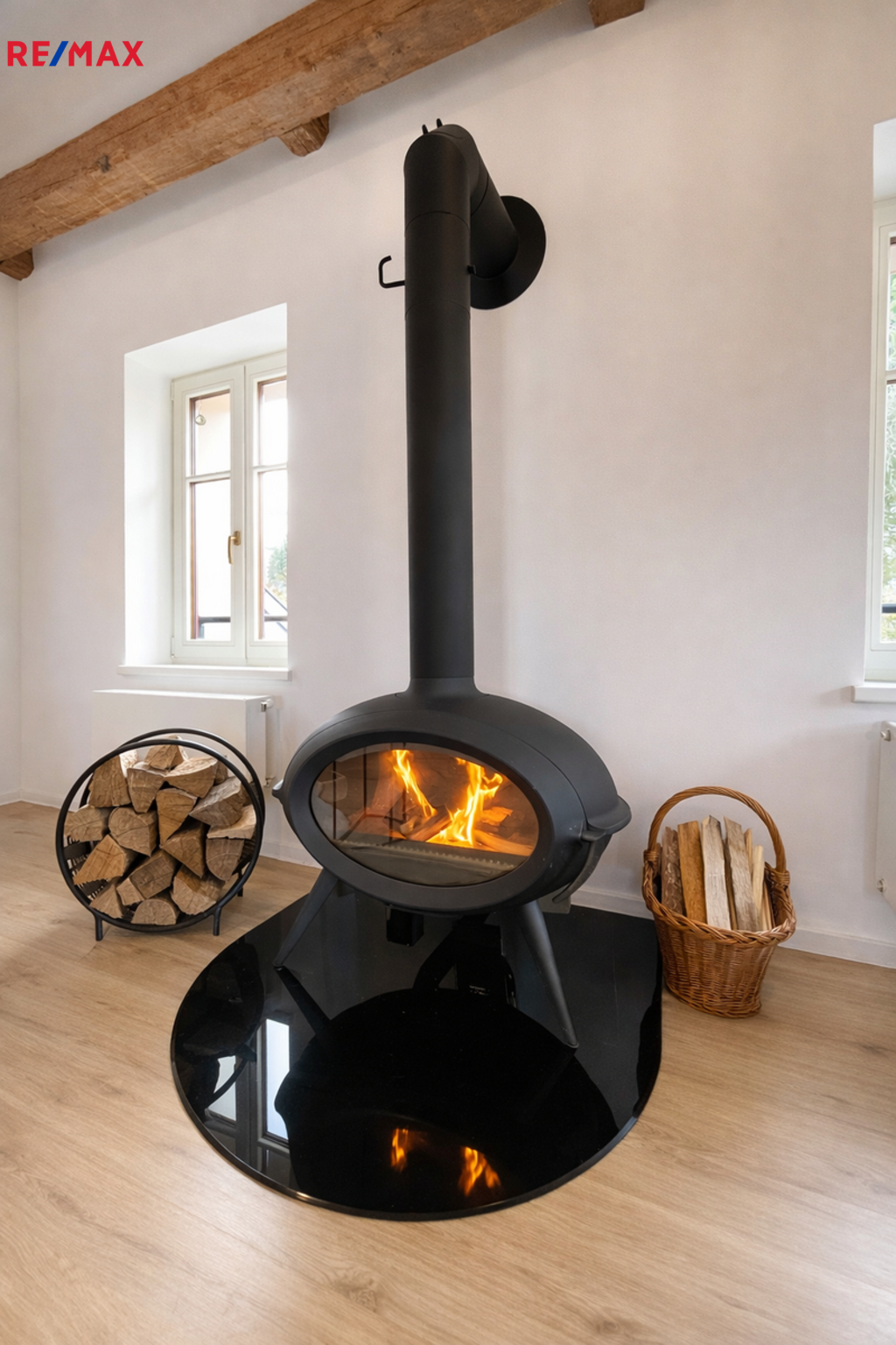 moderní krb v obývacím prostoru