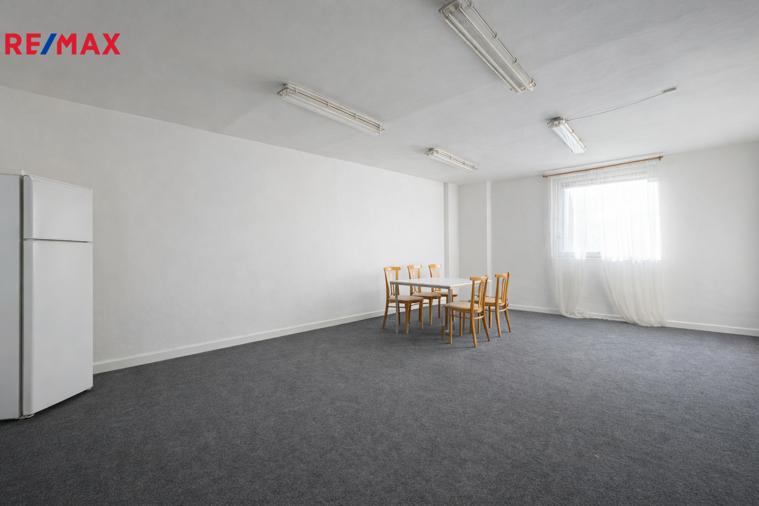 Velký sklad ve 2.NP - možno vybudovat kuchyň k res