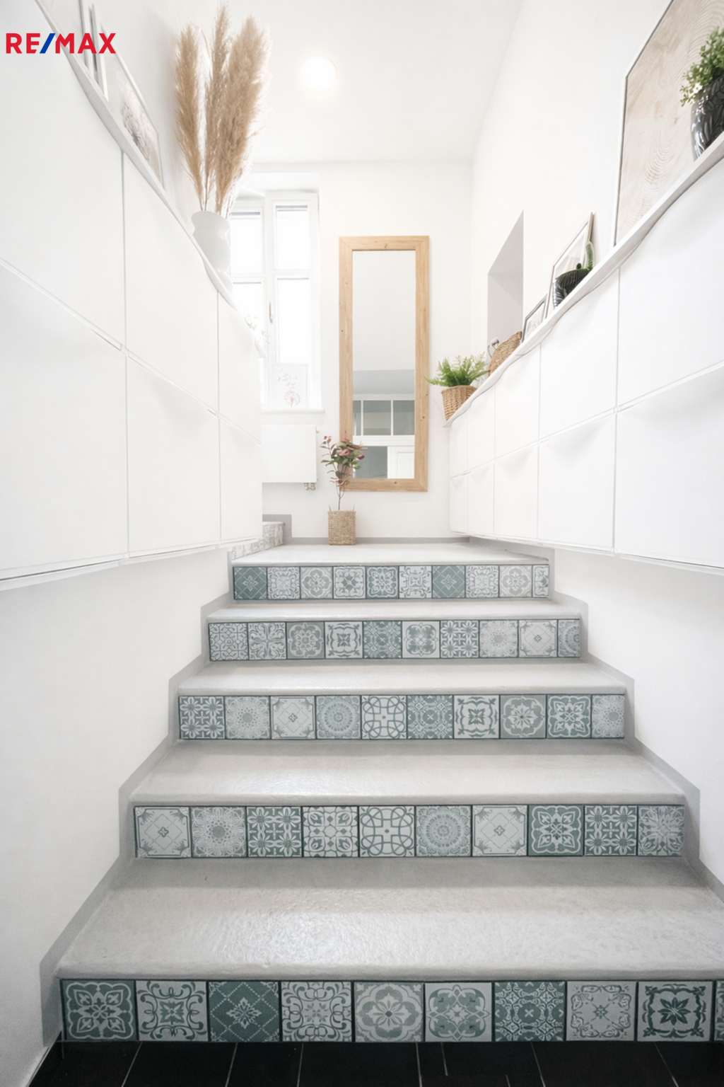 schodiště za vstupními dveřmi do bytu