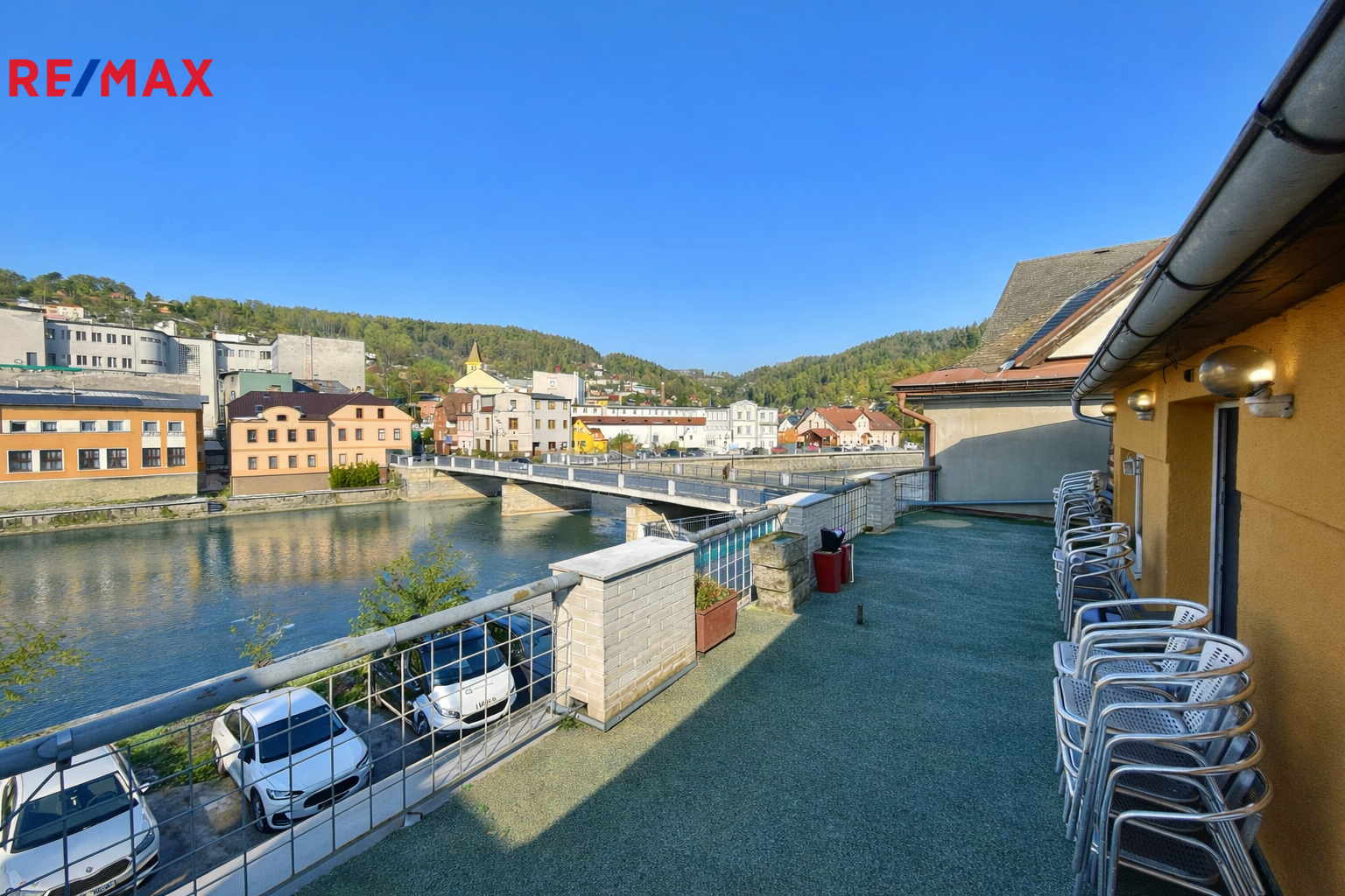 Schodiště po vstupu do budovy