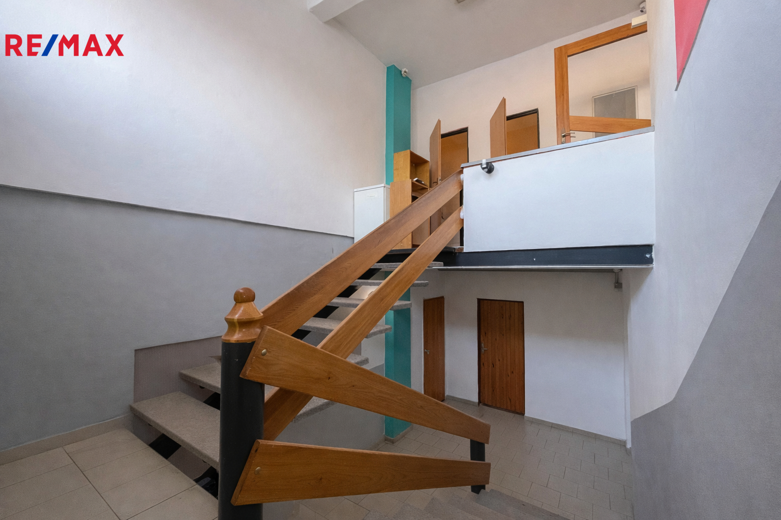 Schodiště mezi 2 a 3.NP