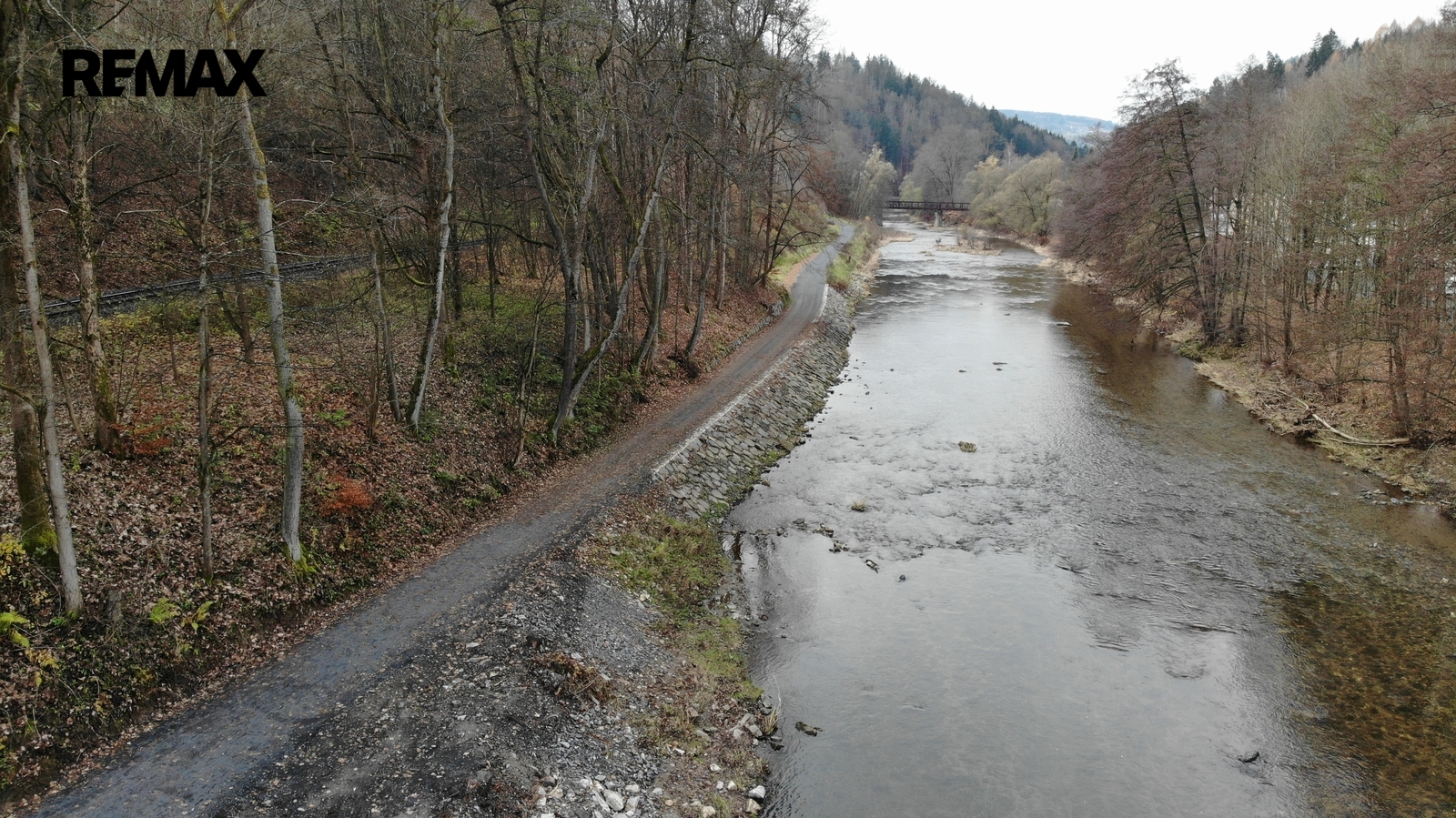 Řeka Jizera a cyklostezka u severní hranice parcely č.2133