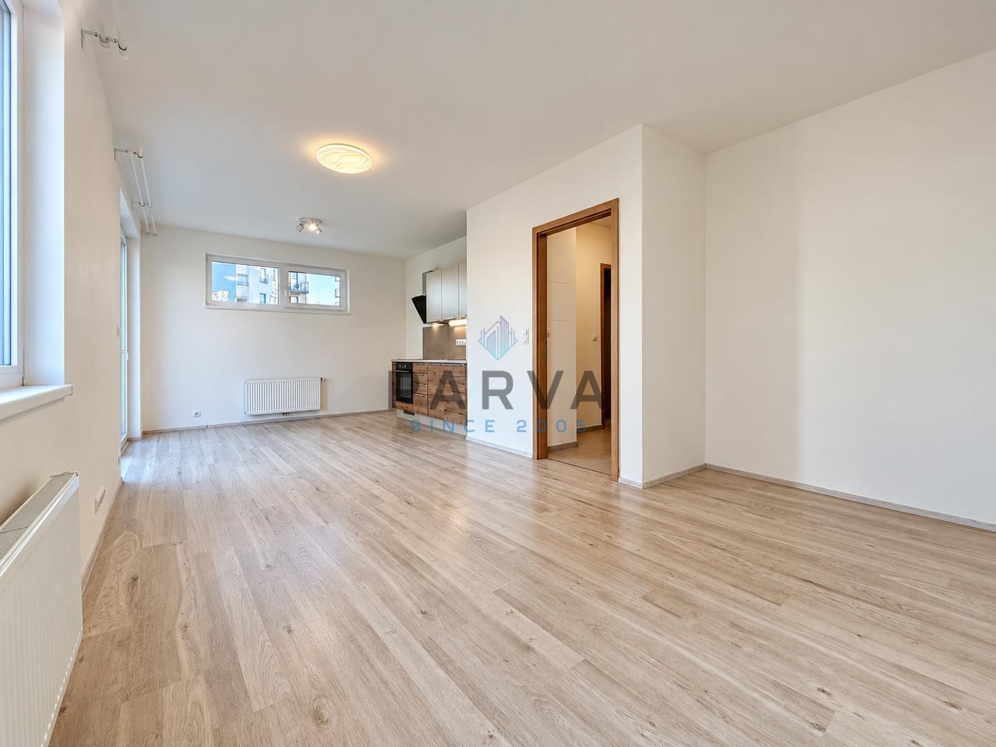 Světlý ateliér s kuchyňským koutem-5.jpg