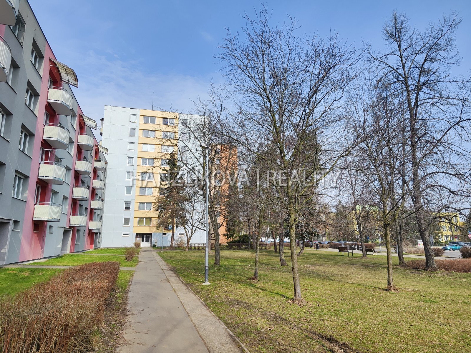 Okolí domu, pronájem bytu 1+1, J. Opletala, České Budějovice