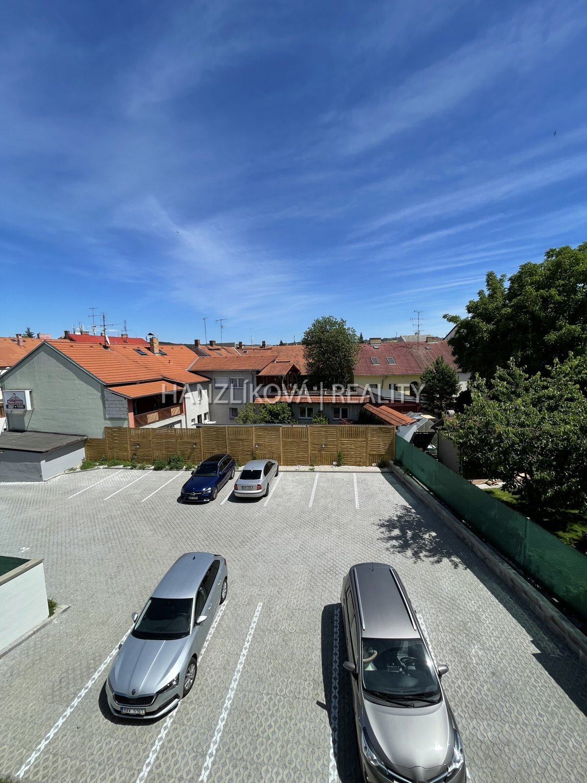 Pronájem novostavby bytu 1+kk s terasou a parkovac