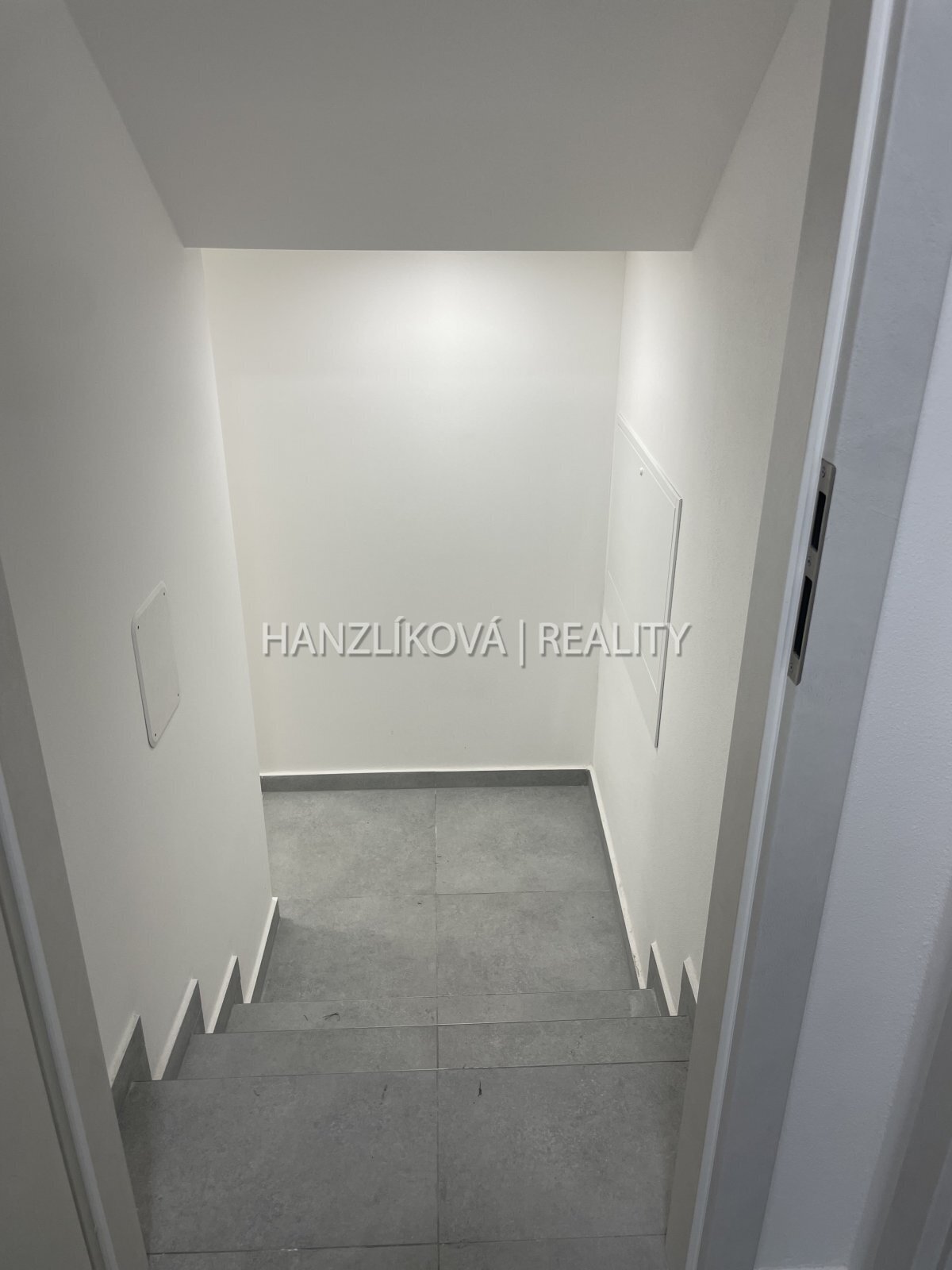 Nabízíme k pronájmu byt o dispozici 2+kk a celkové výměře 37 m&sup2;, který se nachází v Nové ulici.
