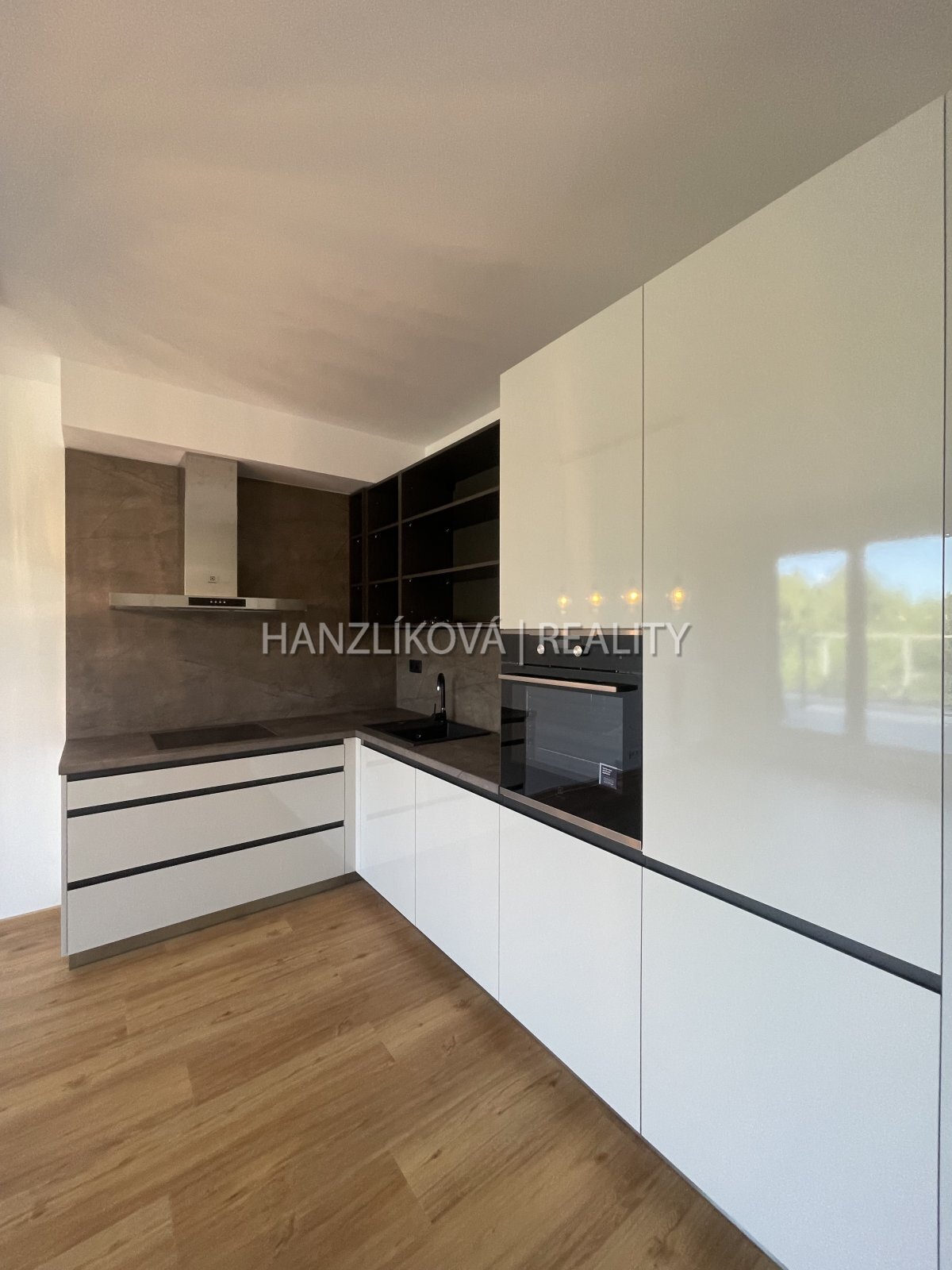 Pronájem bytu 3+kk 80 m2 , který má dvě terasy ,