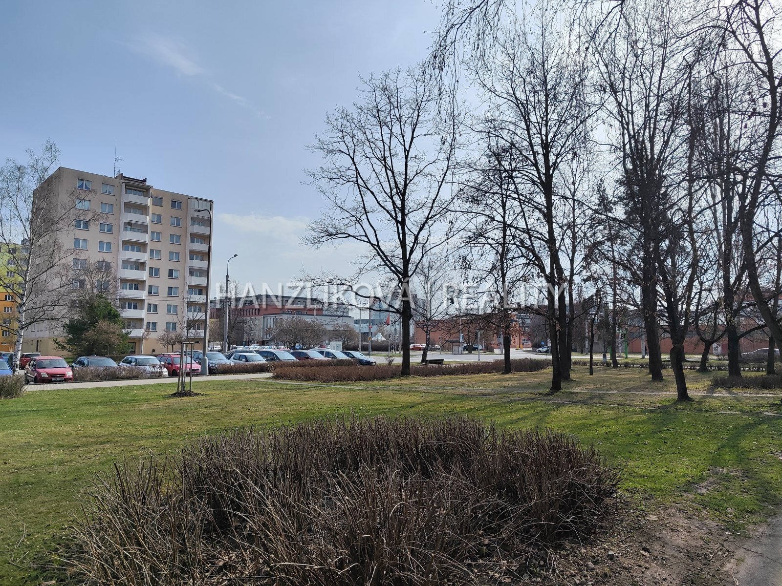 Okolí domu, pronájem bytu 1+1, J. Opletala, České Budějovice