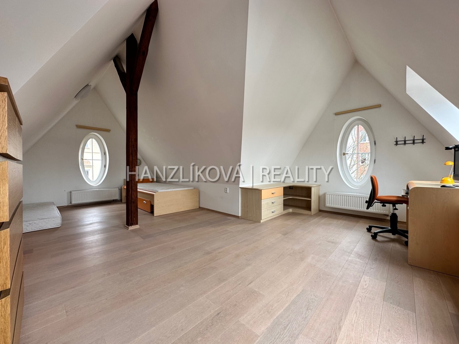 Pronájem  mezonetového bytu 3+kk s terasou a balkonem ve vile v Havlíčkově kolonii