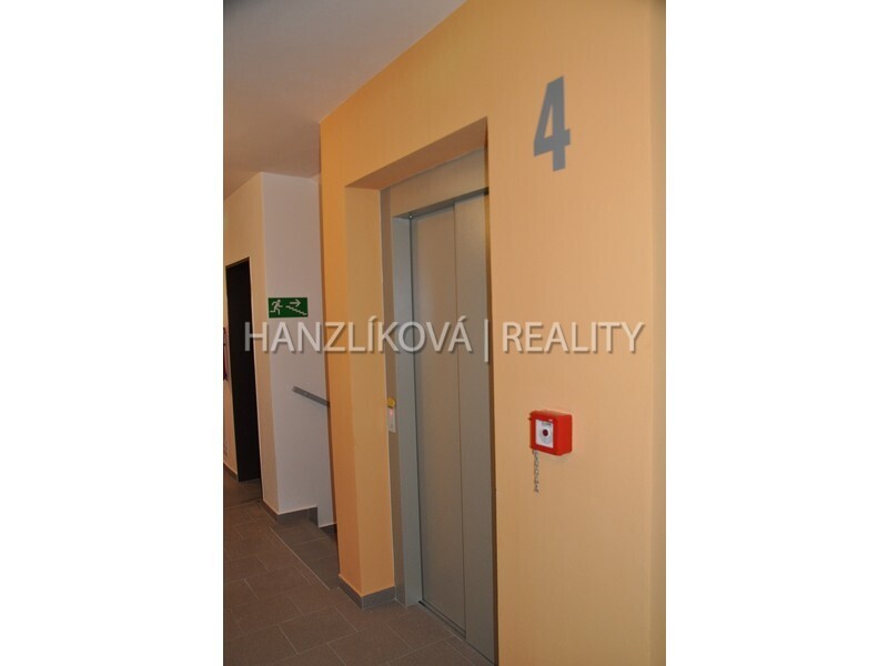 Společné prostory domu, pronájem bytu 1+kk, B. Sme