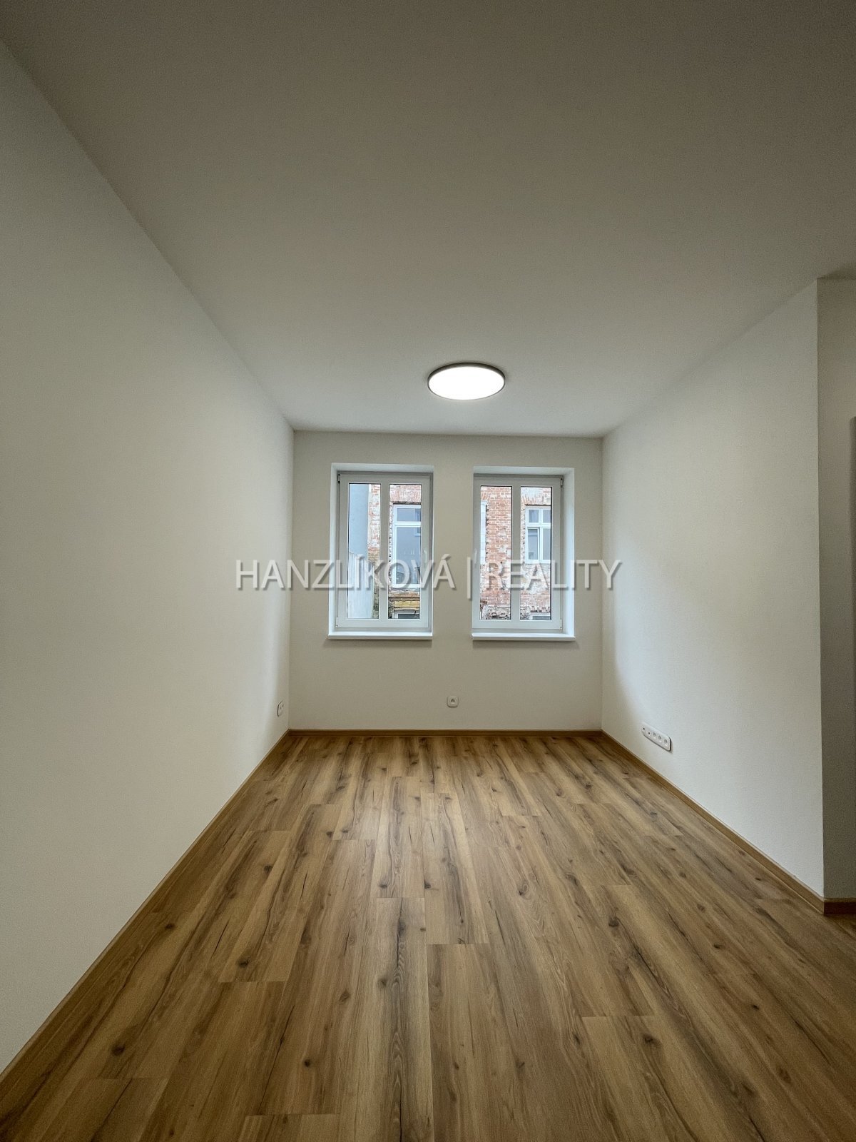 Nabízíme k pronájmu byt o dispozici 2+kk a celkové výměře 37 m&sup2;, který se nachází v Nové ulici.