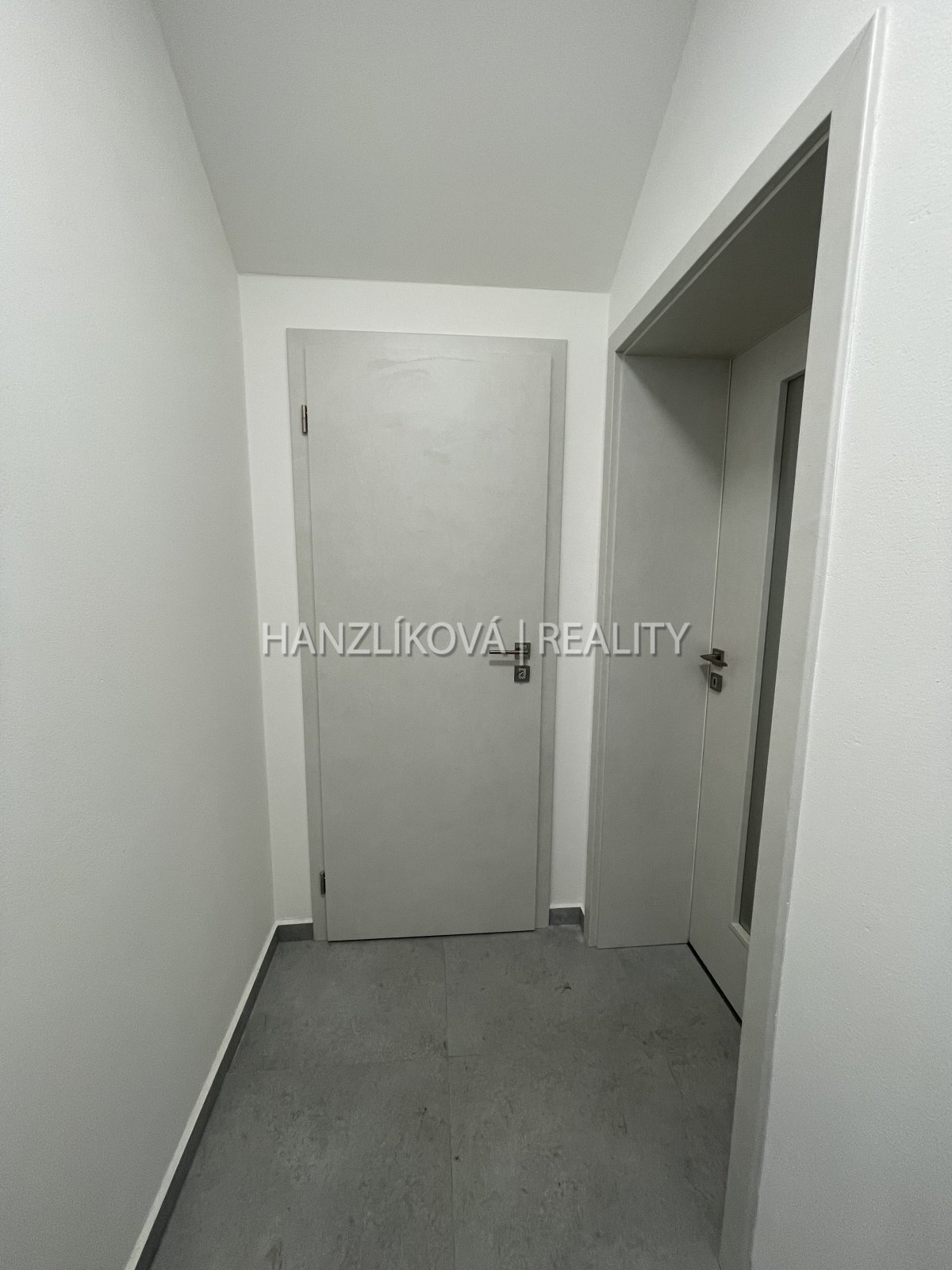 Nabízíme k pronájmu byt o dispozici 2+kk a celkové výměře 37 m&sup2;, který se nachází v Nové ulici.