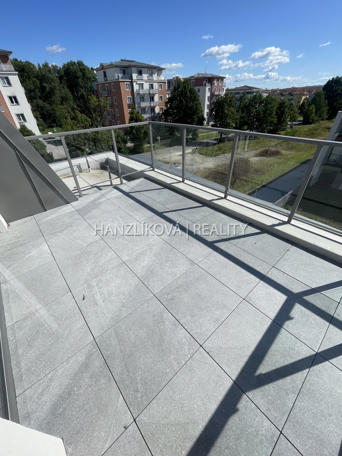 Pronájem bytu 3+kk 80 m2 , který má dvě terasy ,