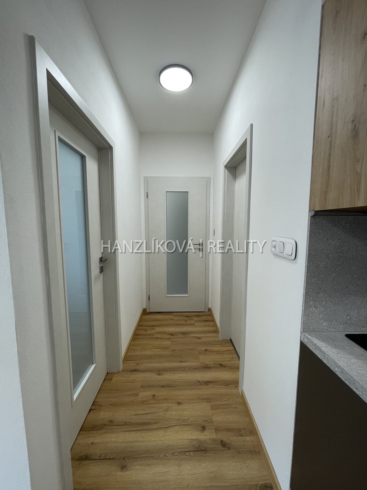 Nabízíme k pronájmu byt o dispozici 2+kk a celkové výměře 37 m&sup2;, který se nachází v Nové ulici.