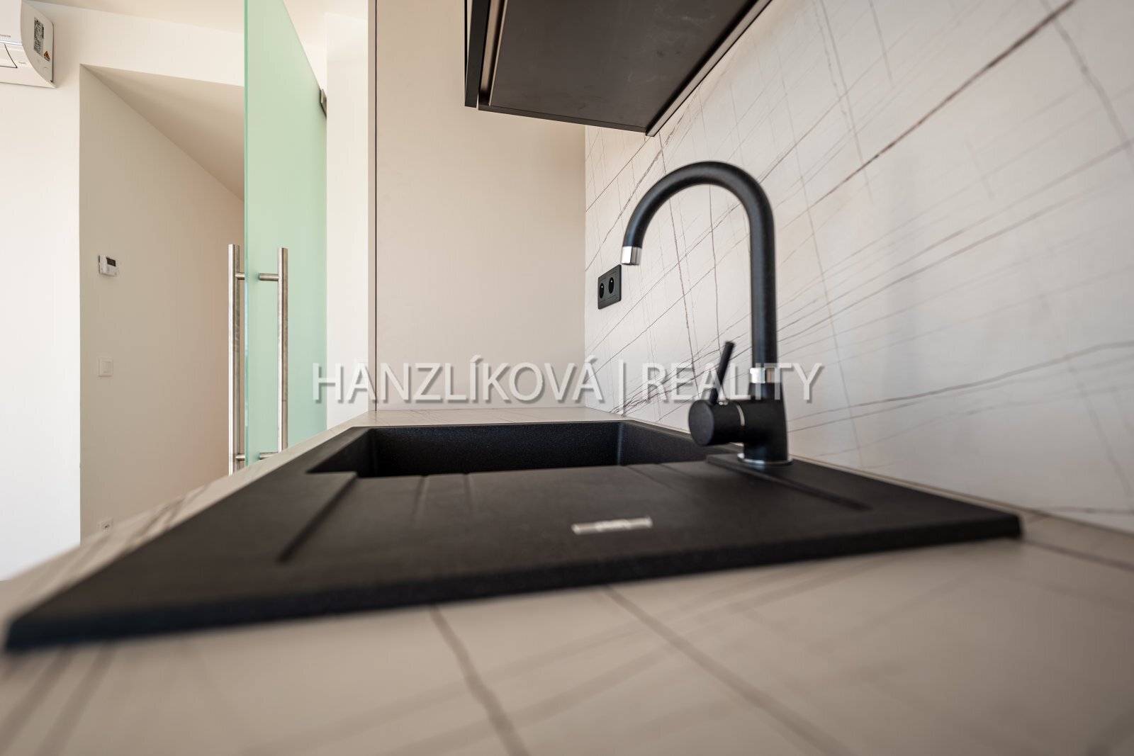 25-09-19 ČB Hálkova_40.jpg