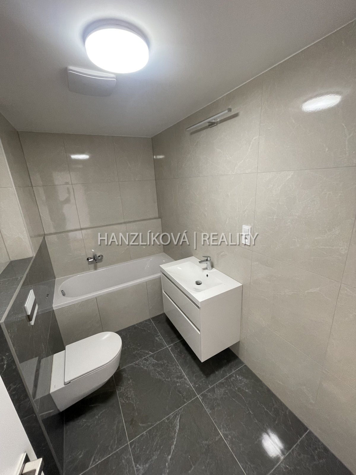 Pronájem bytu 3+kk 80 m2 , který má dvě terasy ,