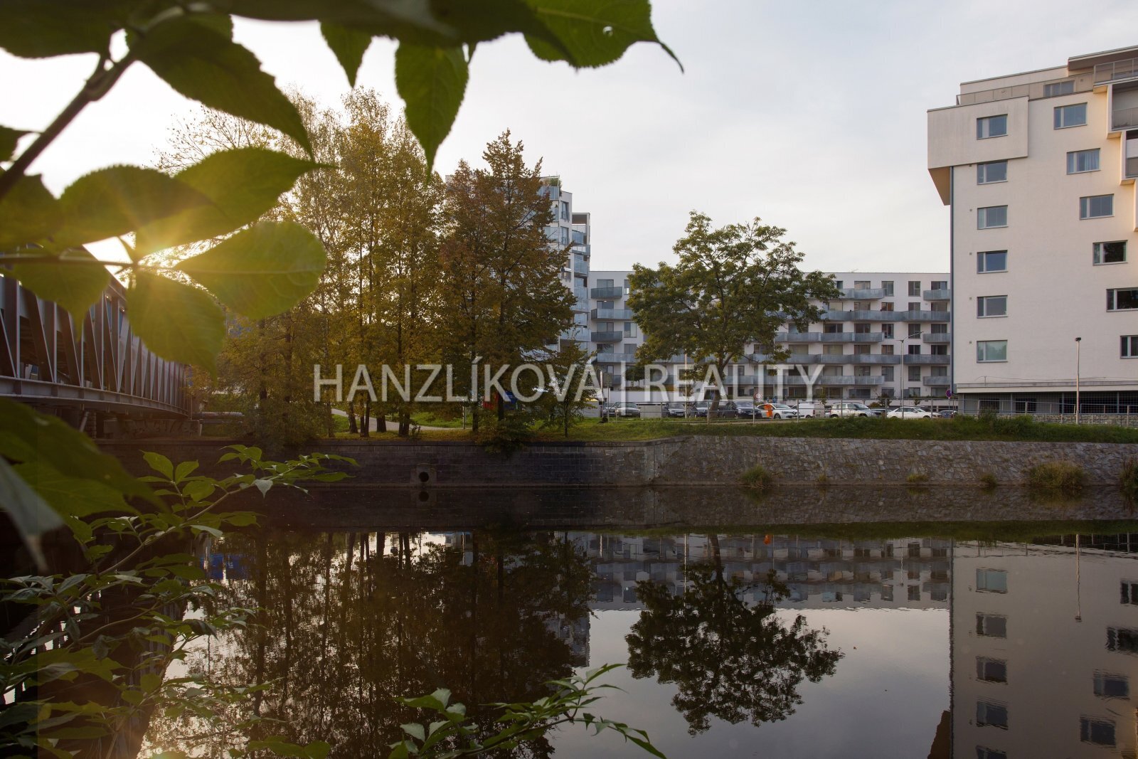 pronájem bytu 2+kk, foto domu a okolí