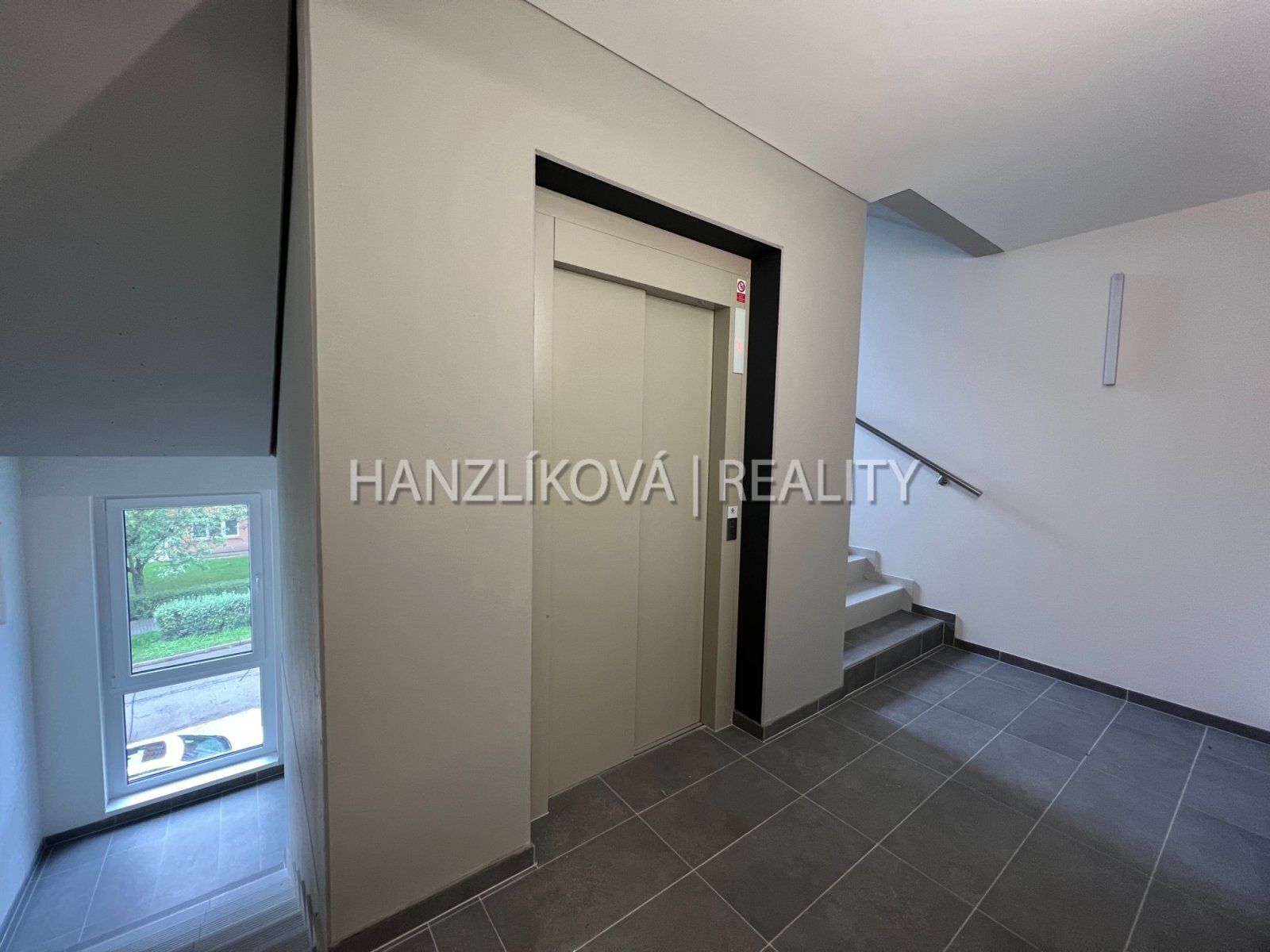 byt 1+kk, Oskara Nedbala, společná chodba a výtah