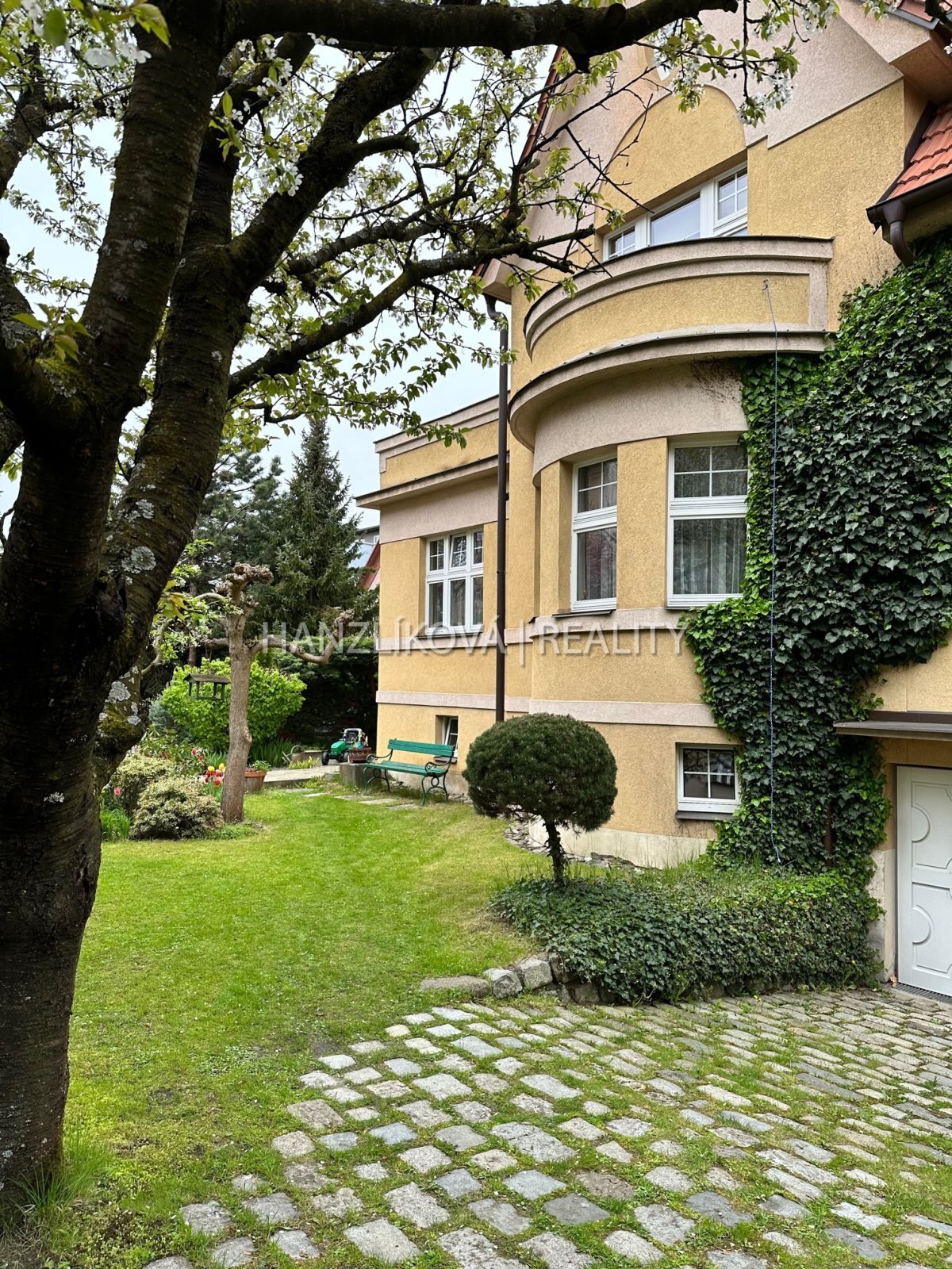 Pronájem  mezonetového bytu 3+kk s terasou a balkonem ve vile v Havlíčkově kolonii