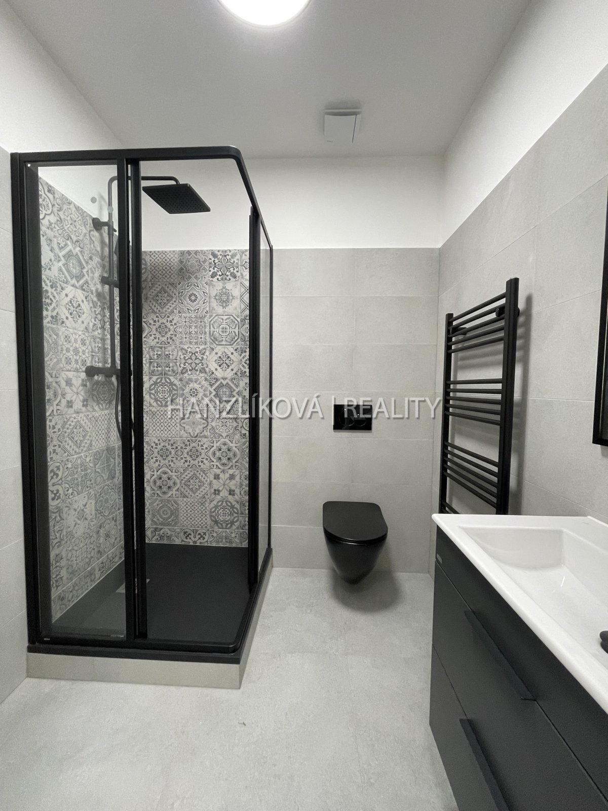 Nabízíme k pronájmu byt o dispozici 2+kk a celkové výměře 37 m&sup2;, který se nachází v Nové ulici.