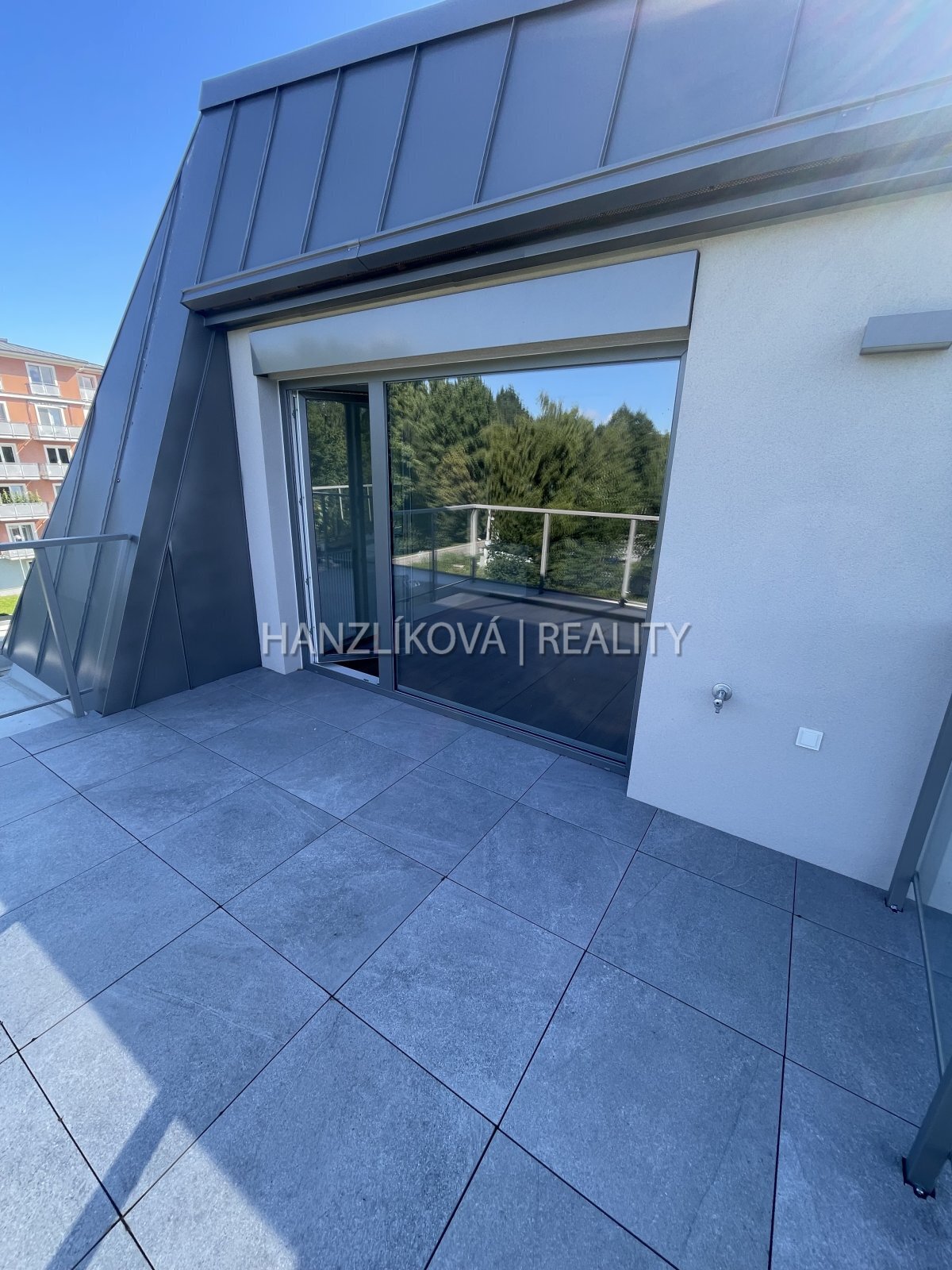 Pronájem bytu 3+kk 80 m2 , který má dvě terasy ,