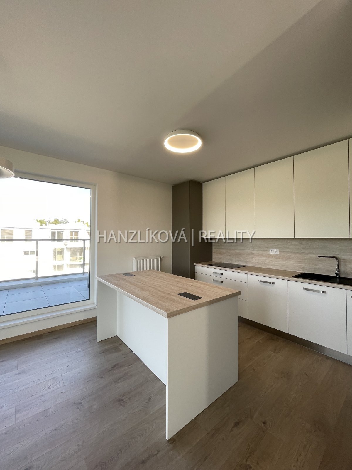Pronájem nadstandardního bytu 4+kk 103 m2 s terasou  55m2 , byt B.P.1- terasy Branišovská, ČB