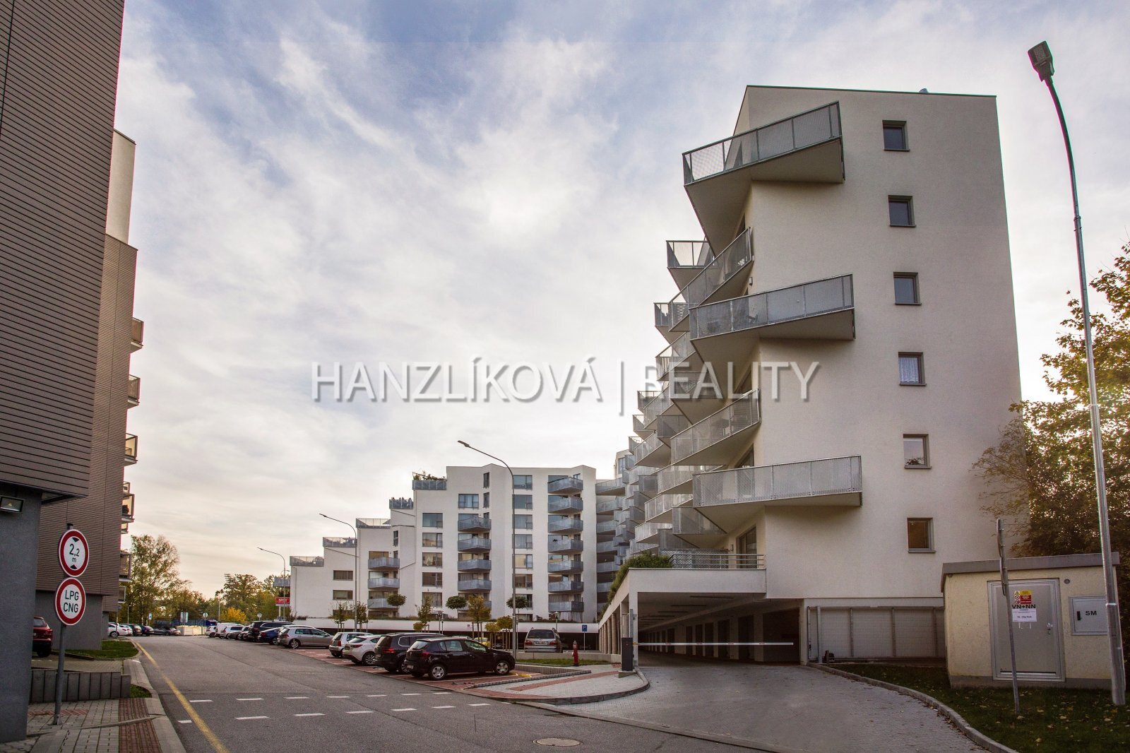 pronájem bytu 2+kk, foto domu a okolí
