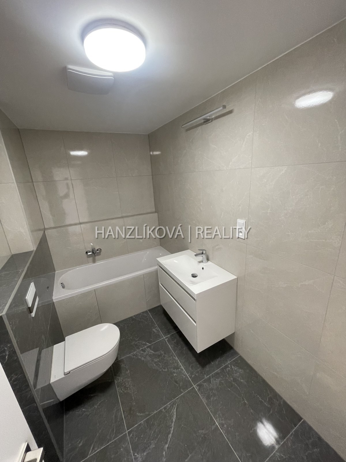 Pronájem bytu 3+kk 80 m2 , který má dvě terasy ,