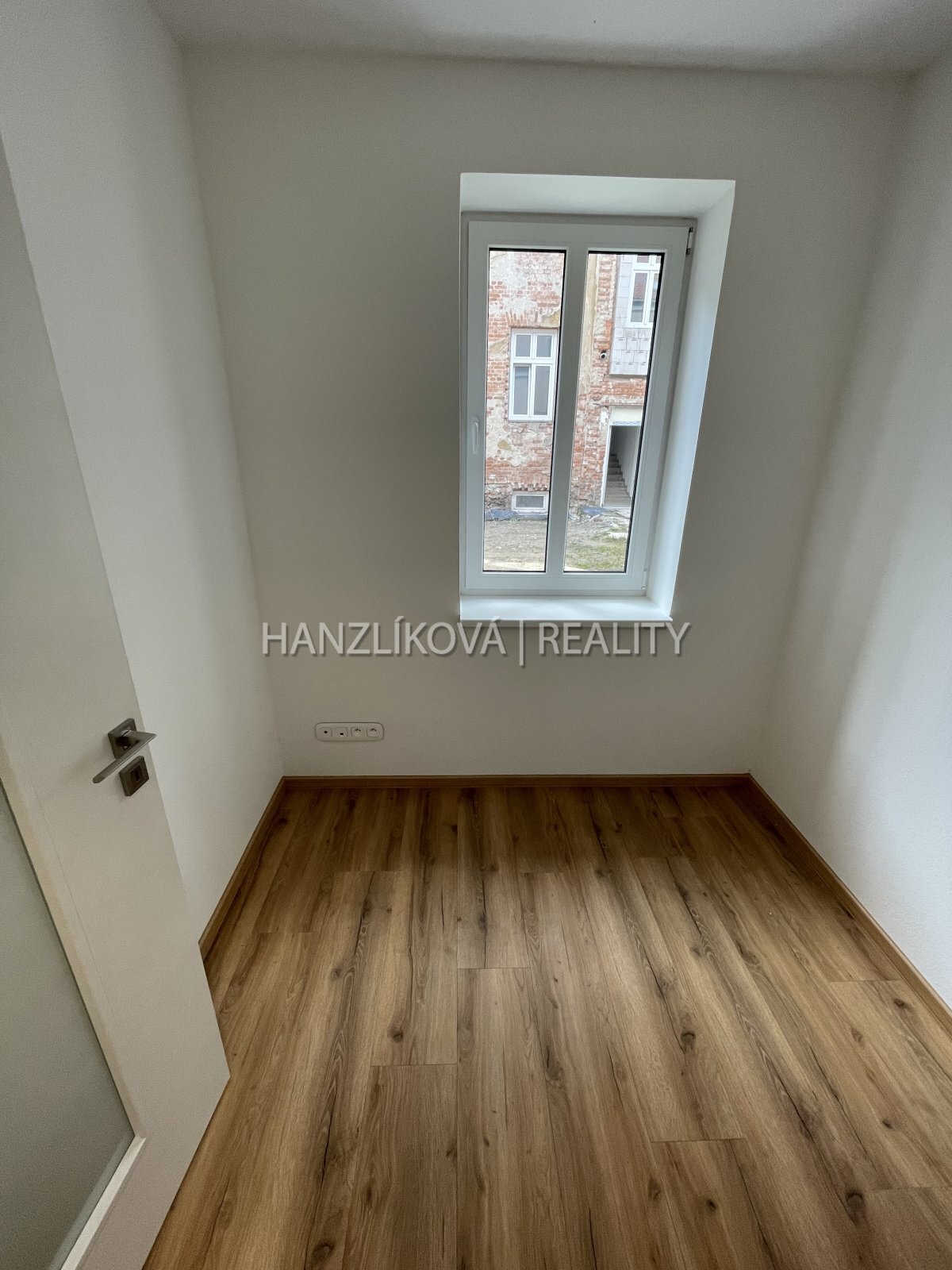 Nabízíme k pronájmu byt o dispozici 2+kk a celkové výměře 37 m&sup2;, který se nachází v Nové ulici.