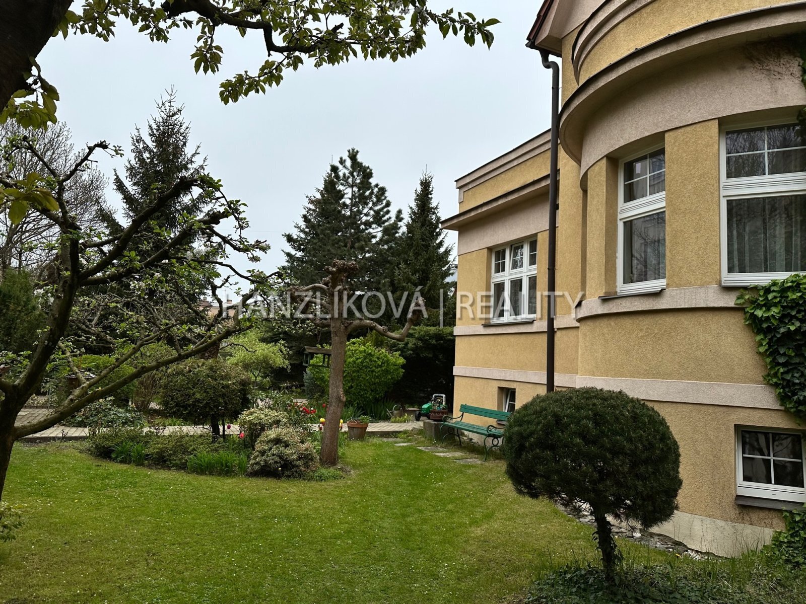 Pronájem  mezonetového bytu 3+kk s terasou a balkonem ve vile v Havlíčkově kolonii