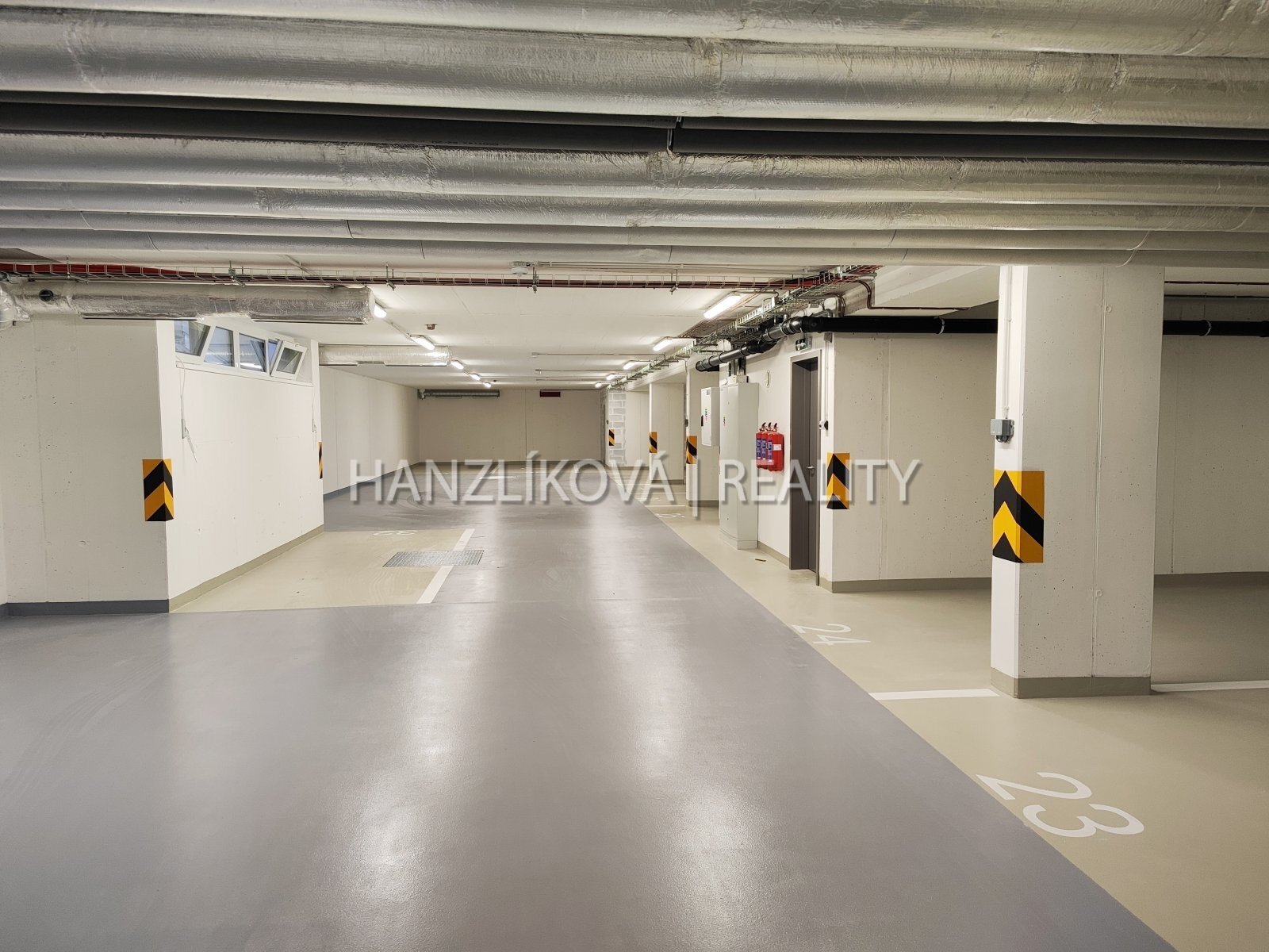 Garáž, pronájem bytu 2+kk, Rezidence Hálkova, Česk