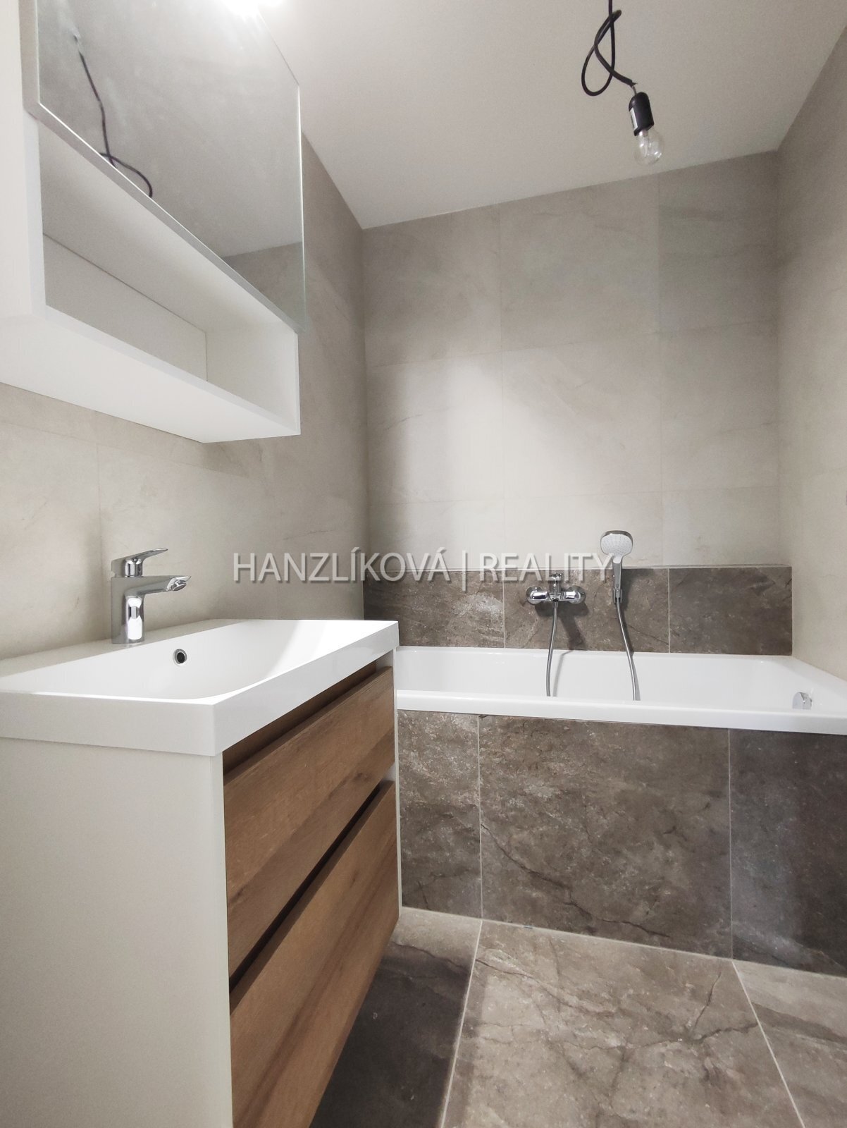 Koupelna, pronájem bytu 2+kk, Rezidence Hálkova, Č