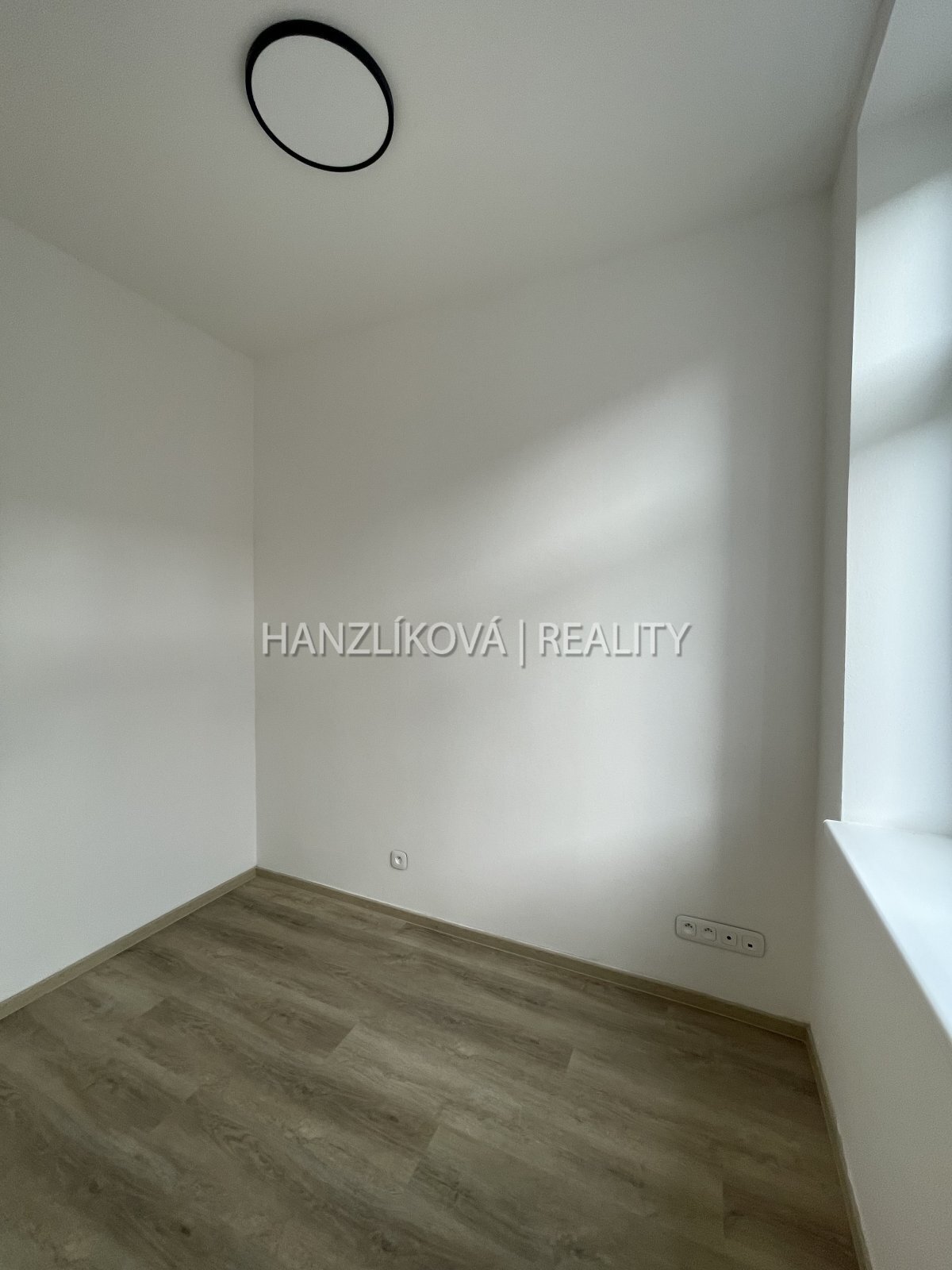 Pronájem nadstandardního  bytu 2+kk s šatnou, v širším centru českých Budějovic v Nové ulici,