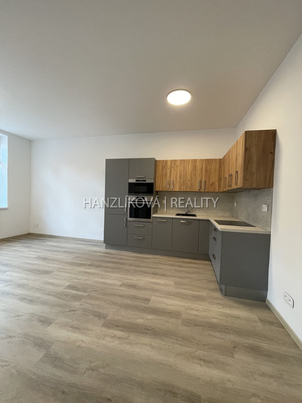 Pronájem nadstandardního  bytu 2+kk s šatnou, v širším centru českých Budějovic v Nové ulici,