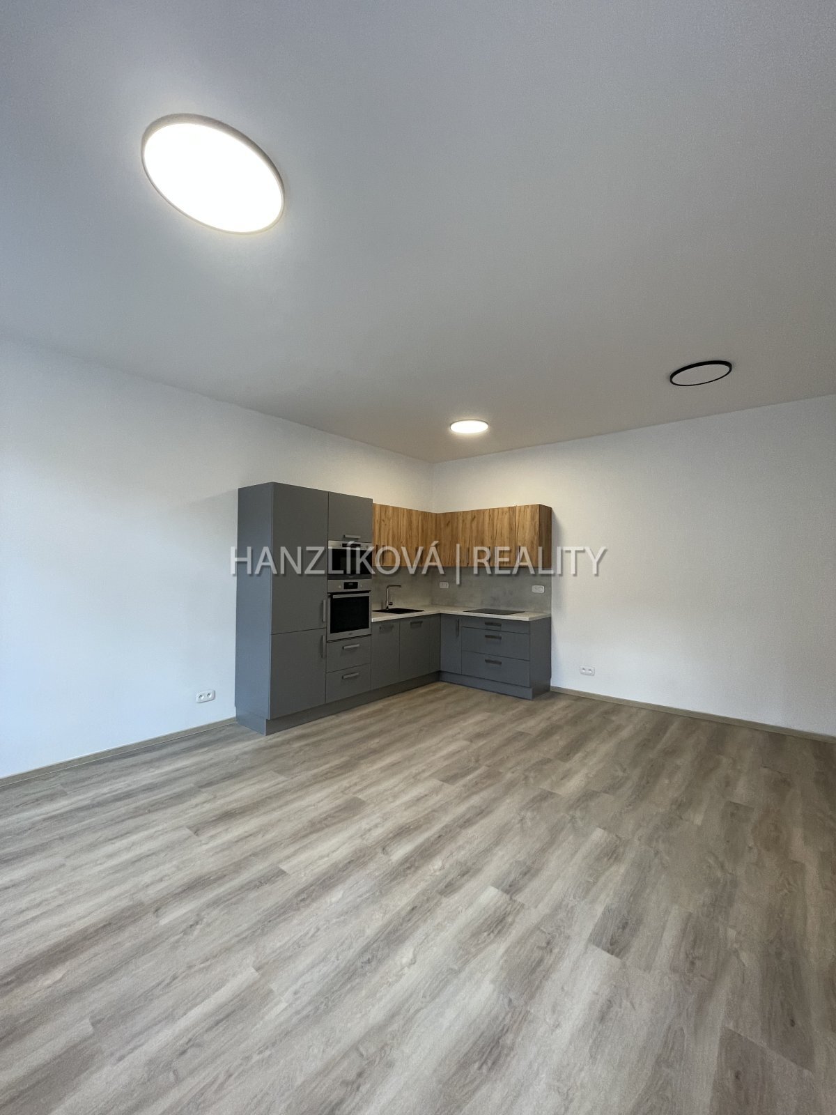 Pronájem nadstandardního  bytu 2+kk s šatnou, v širším centru českých Budějovic v Nové ulici,