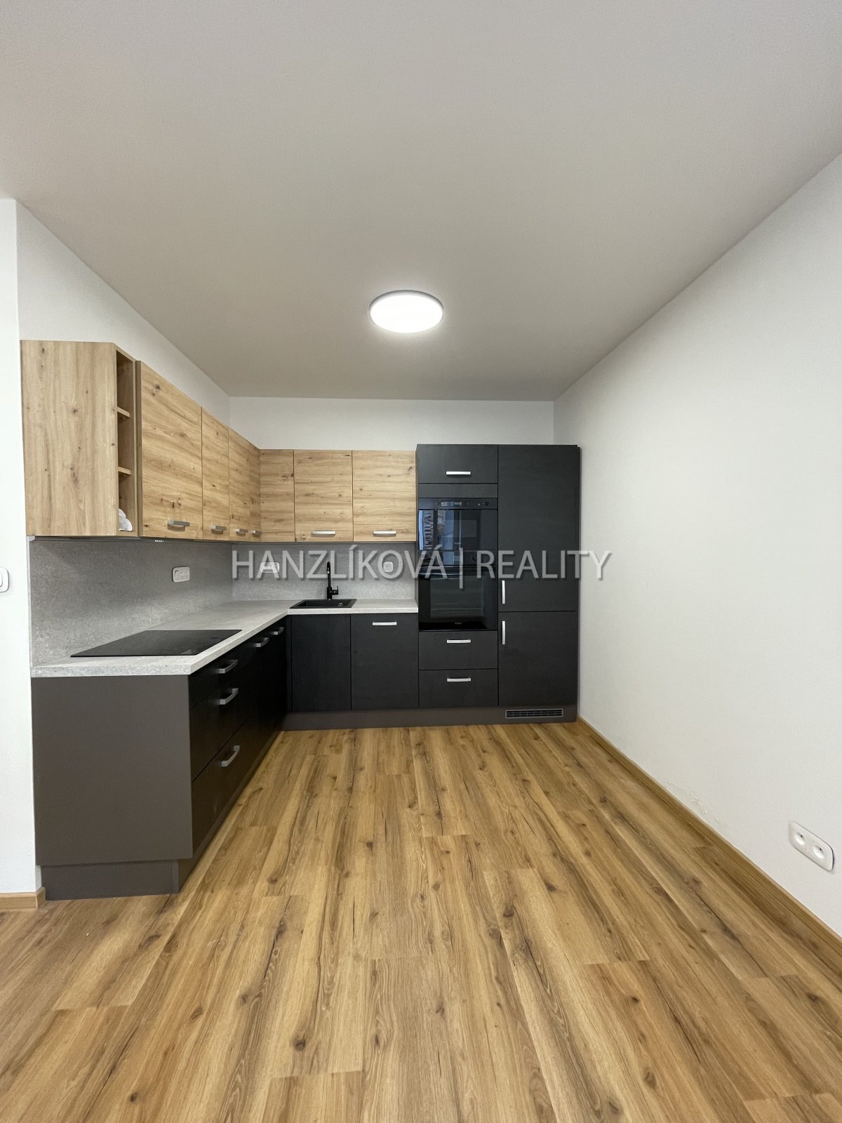 Nabízíme k pronájmu byt o dispozici 2+kk a celkové výměře 37 m&sup2;, který se nachází v Nové ulici.