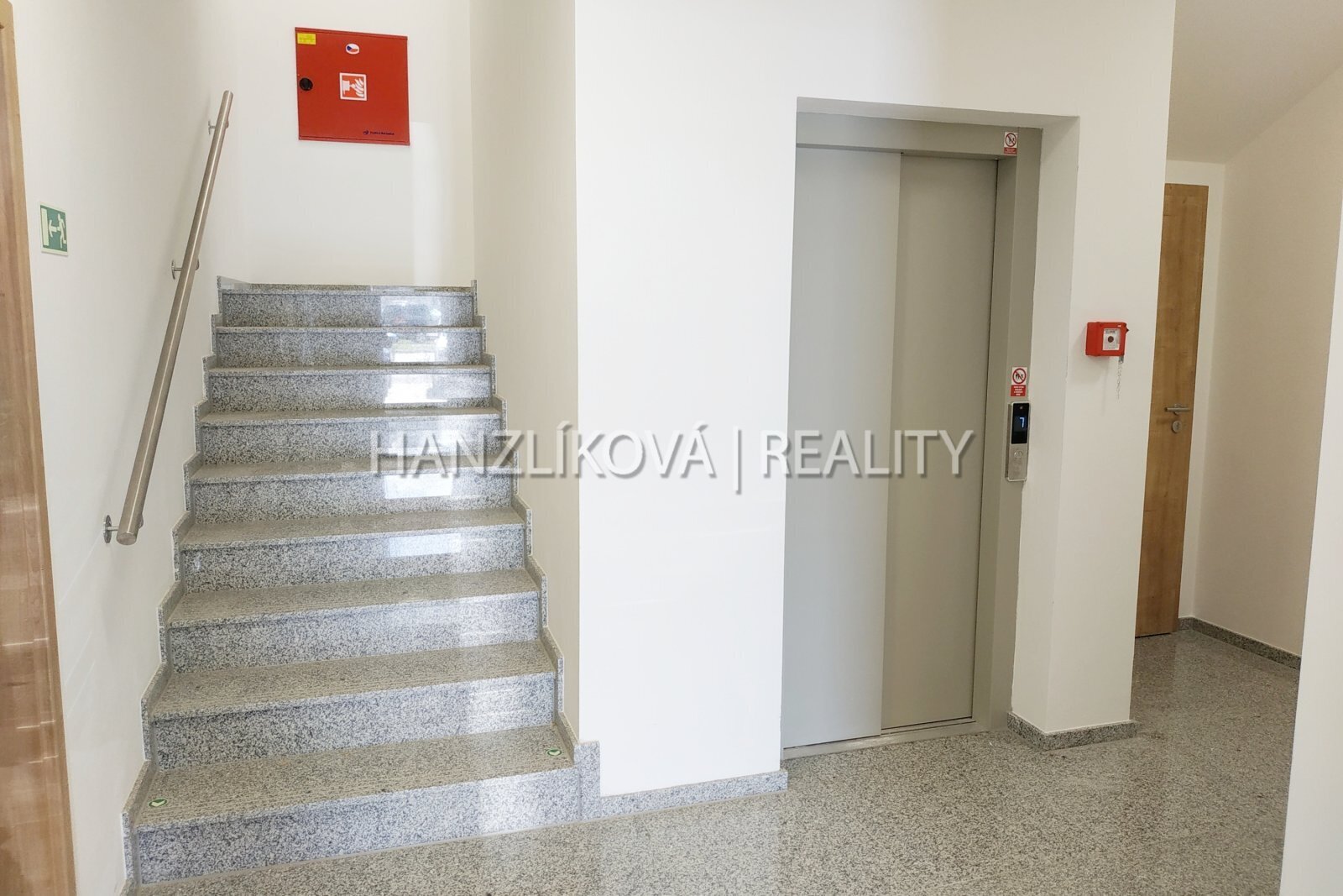 Společné prostory domu, pronájem bytu 1+kk, Nová V