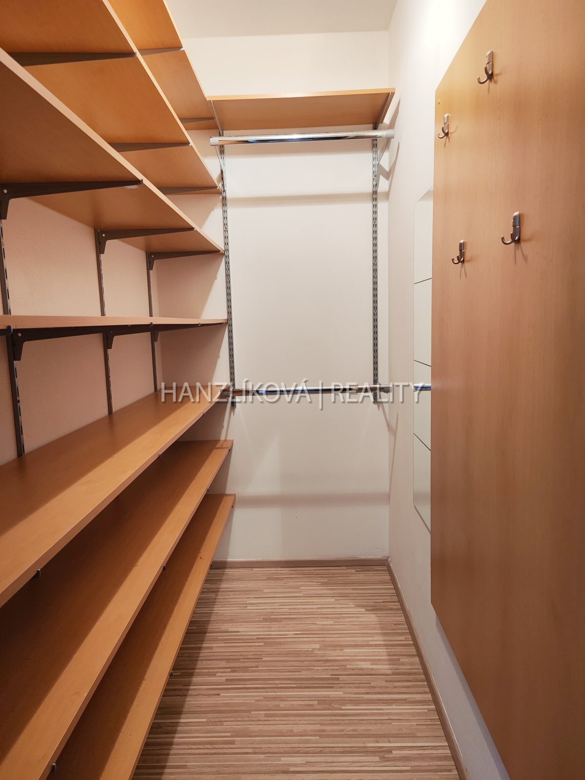 Šatna, pronájem nového bytu 2+kk, ul. B. Smetany, 