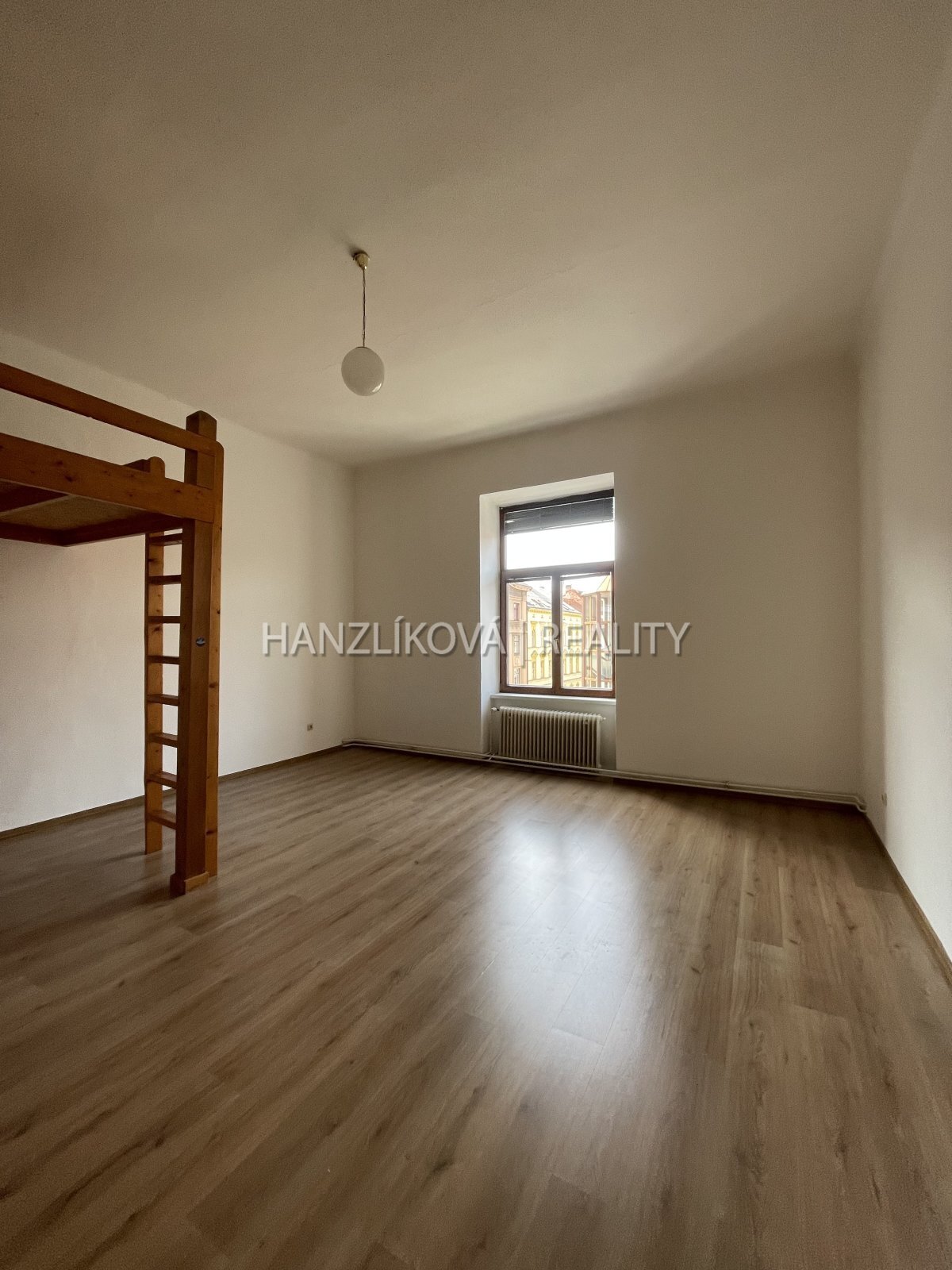 Pronájem bytu 1+1 s odděleným kuch. koutem, Žižkov