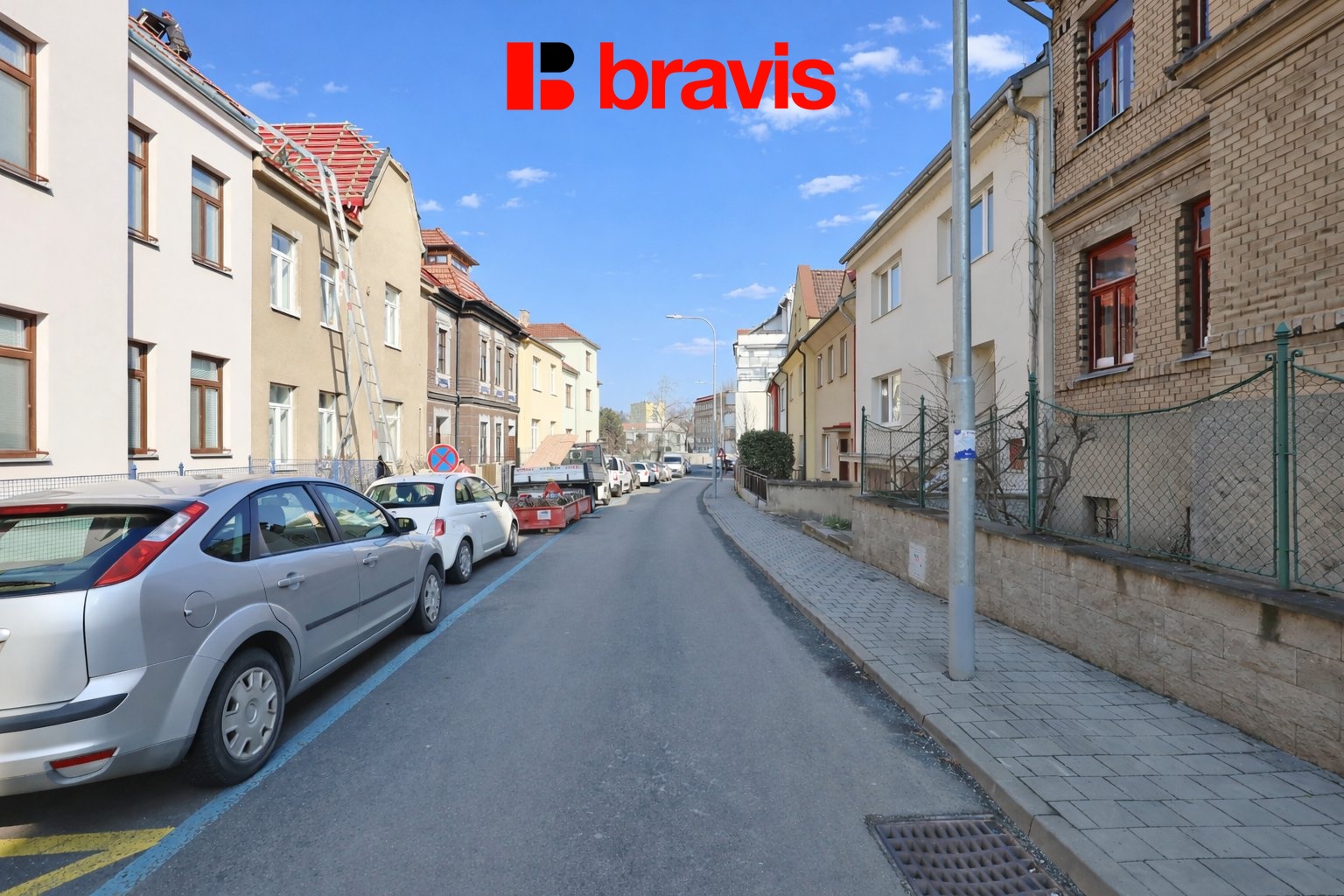 chat parking před barákem1