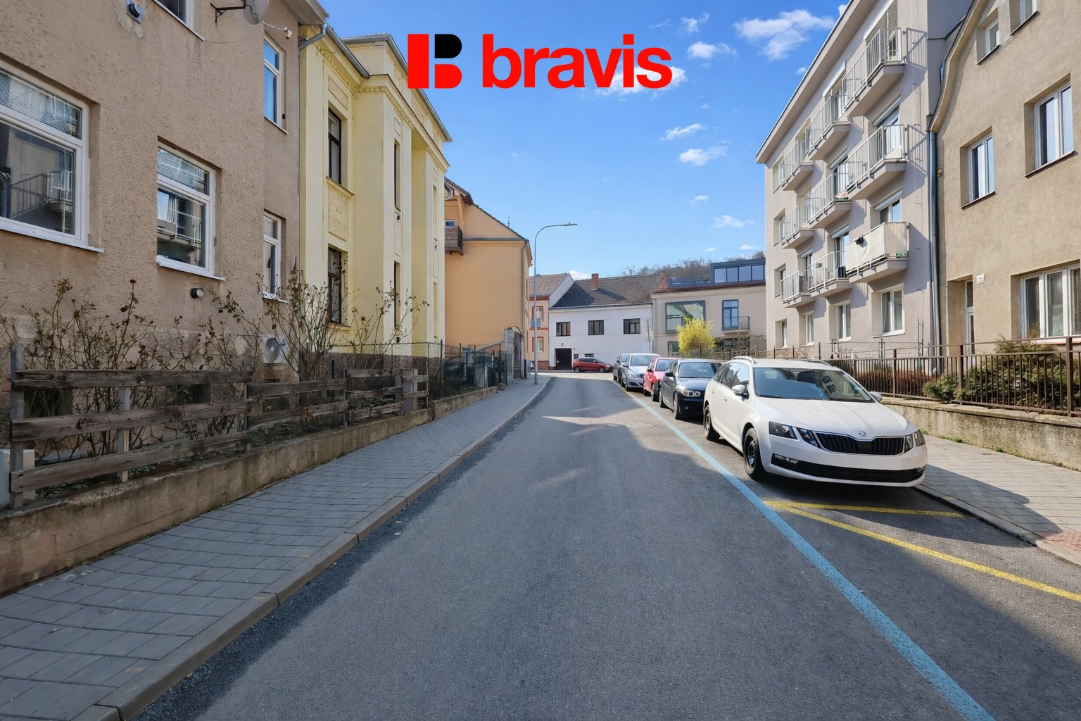 chat parking před barákem