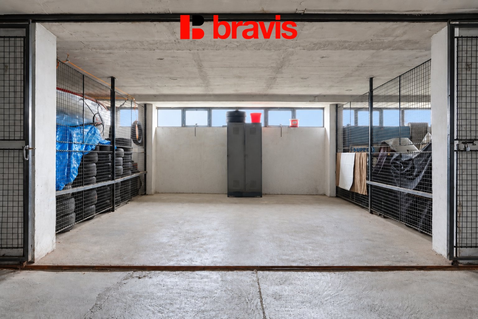 Prázdný skladovací box s pneumatikami